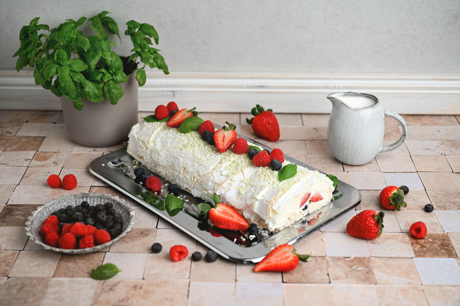 Baiserrolle mit Beeren