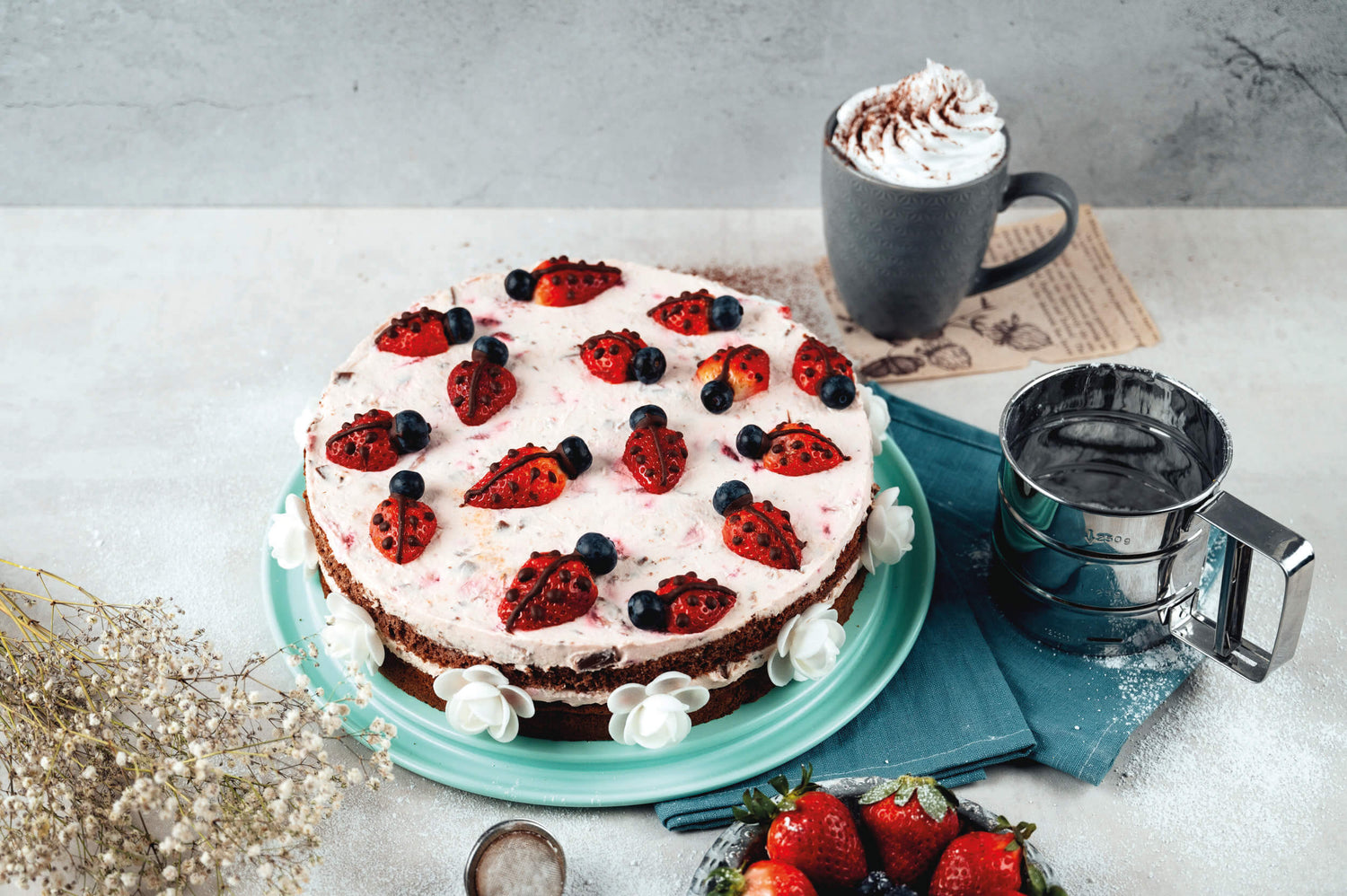 Erdbeertorte mit Marienkäfern