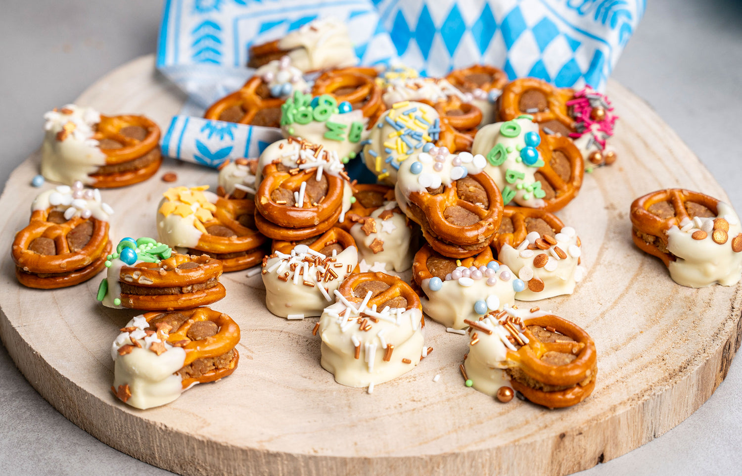 Salzbrezeln mit Erdnussfüllung