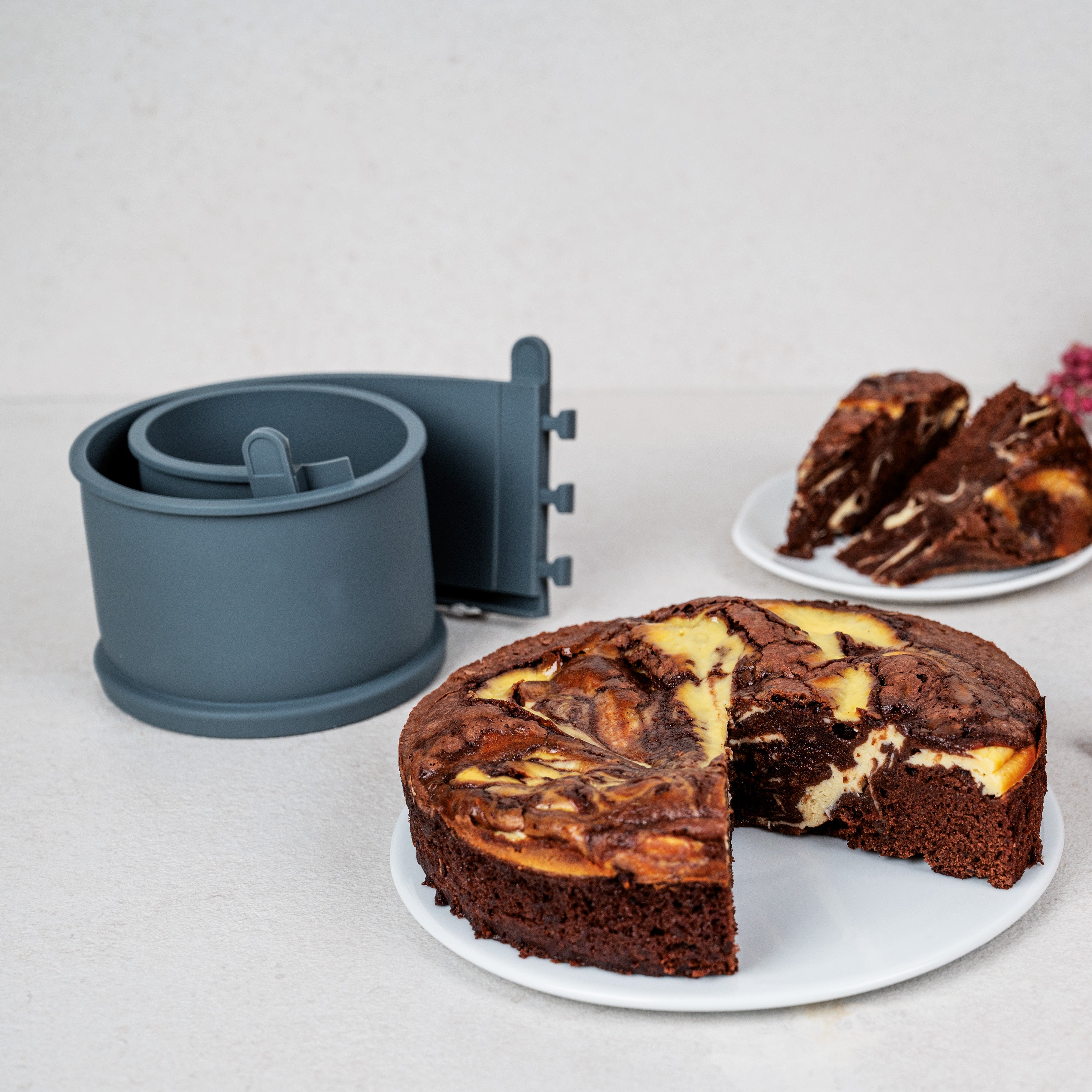 Flexible springform pan with porcelain serving plate (18cm Ø)