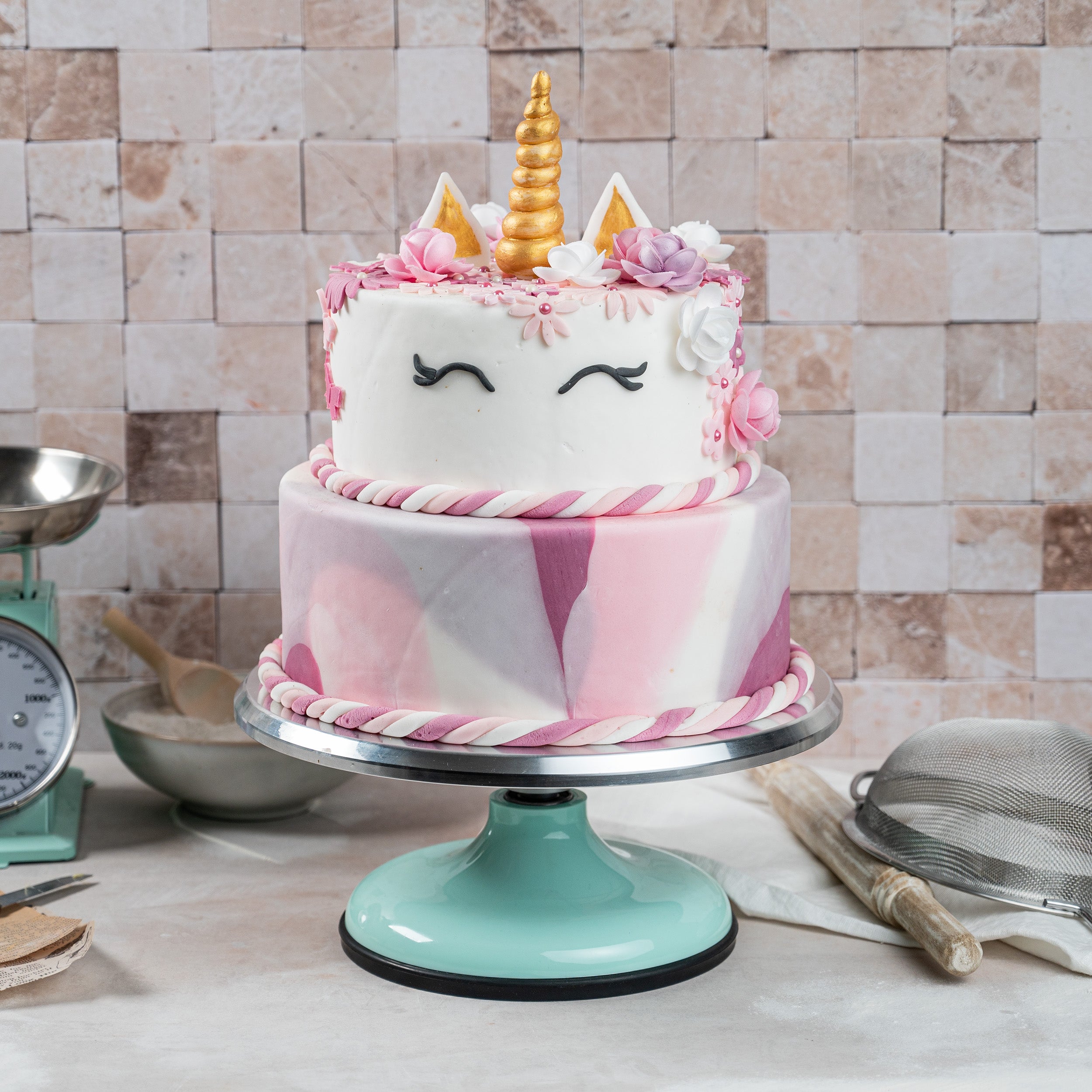 Zweistöckige Einhorn-Torte auf der drehbaren Tortenplatte in Mint von Decocino – dekoriert mit Fondant und Blumen