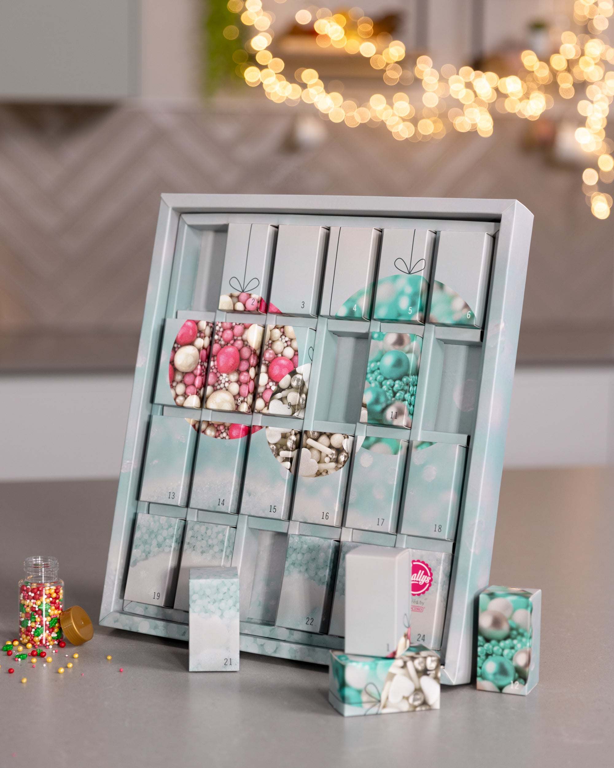 Sallys Adventskalender mit geöffneten Türchen und Streuseldeko auf einer Küchenarbeitsfläche