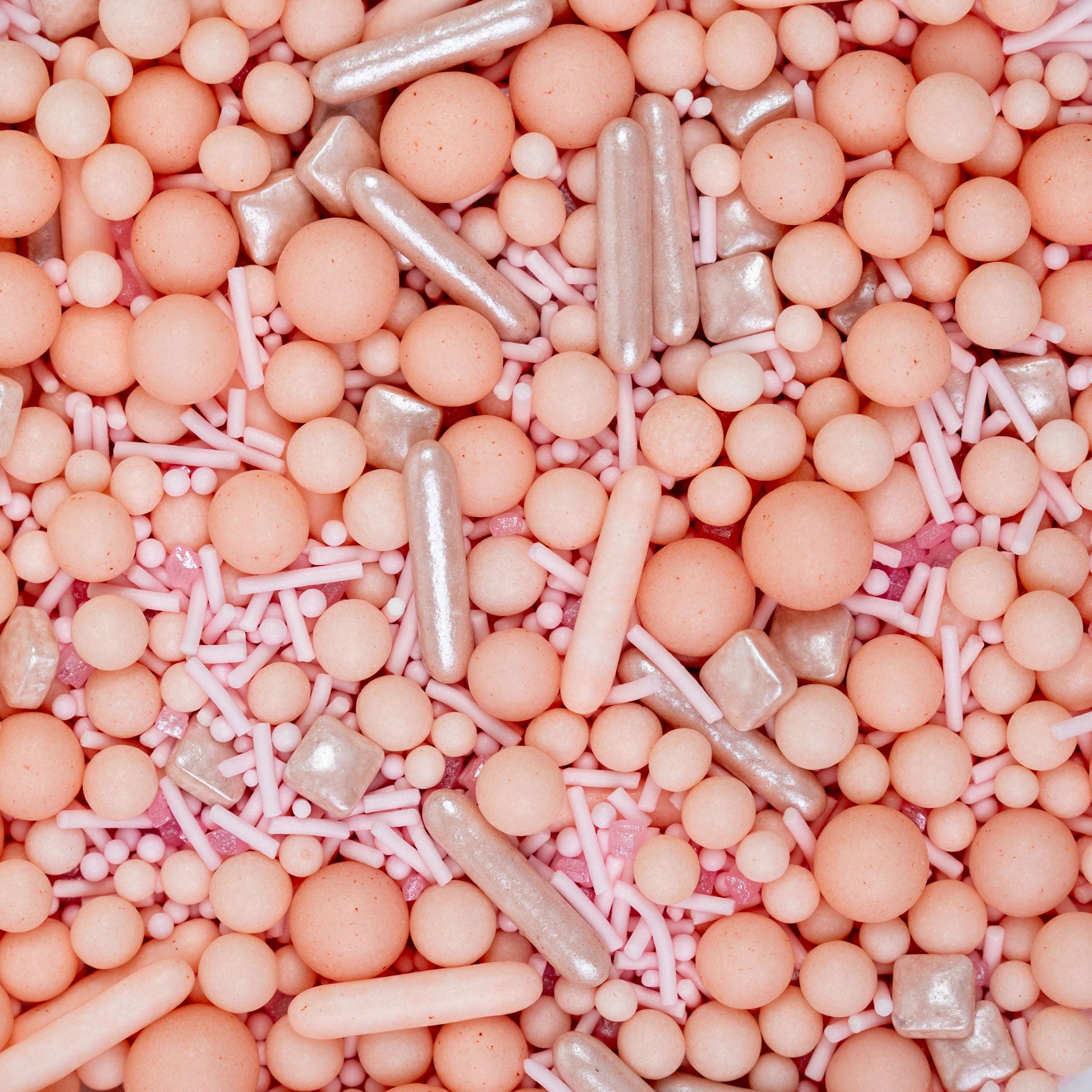Nahaufnahme des Sallys Streuselwelt Rose Dream Mix – rosa Streusel, Perlen und Stäbchen in zarten Pastelltönen, powered by Decocino
