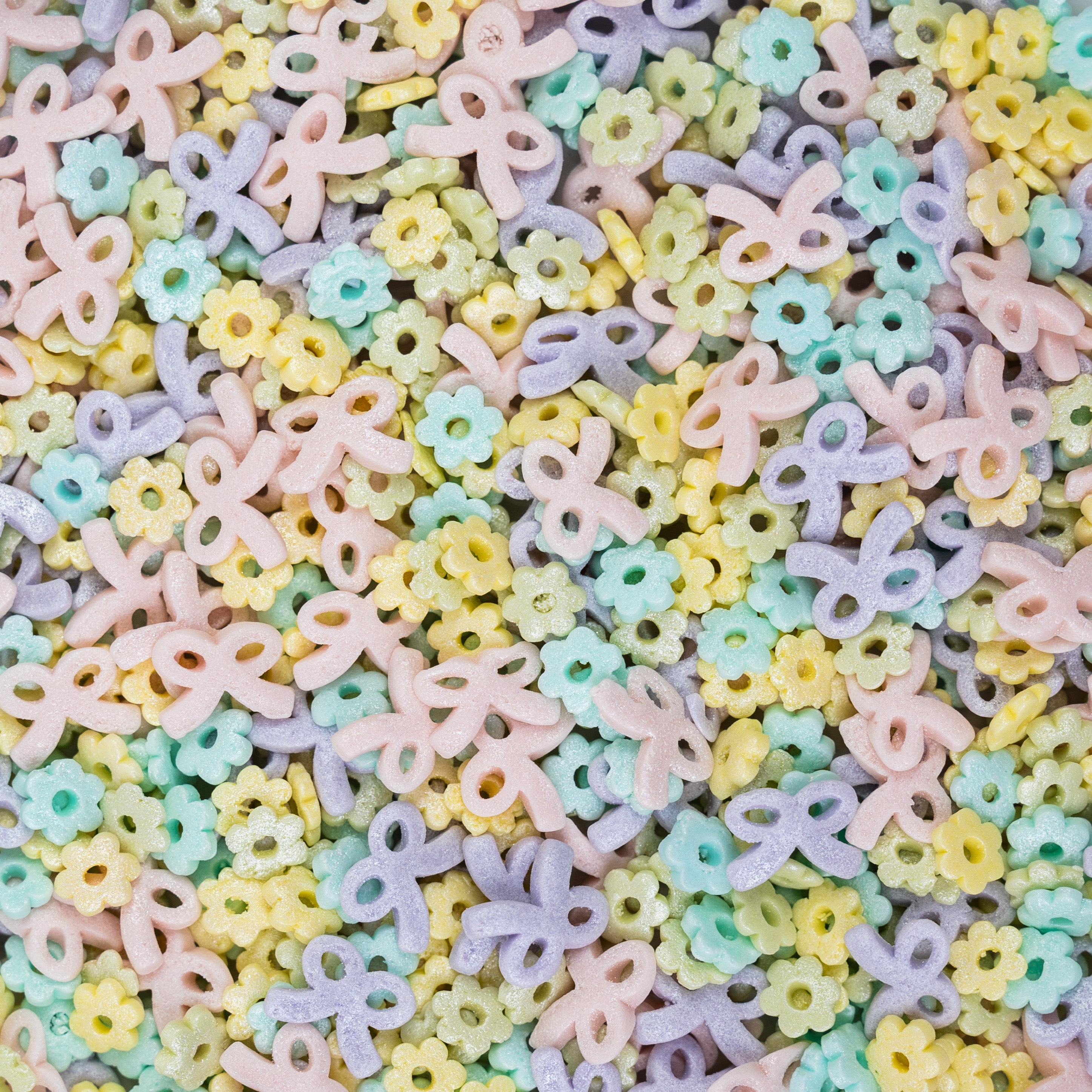 Sallys Streuselwelt Sweet Blossom Mix – pastellfarbene Blumen- und Schleifen-Streusel in Nahaufnahme, powered by Decocino