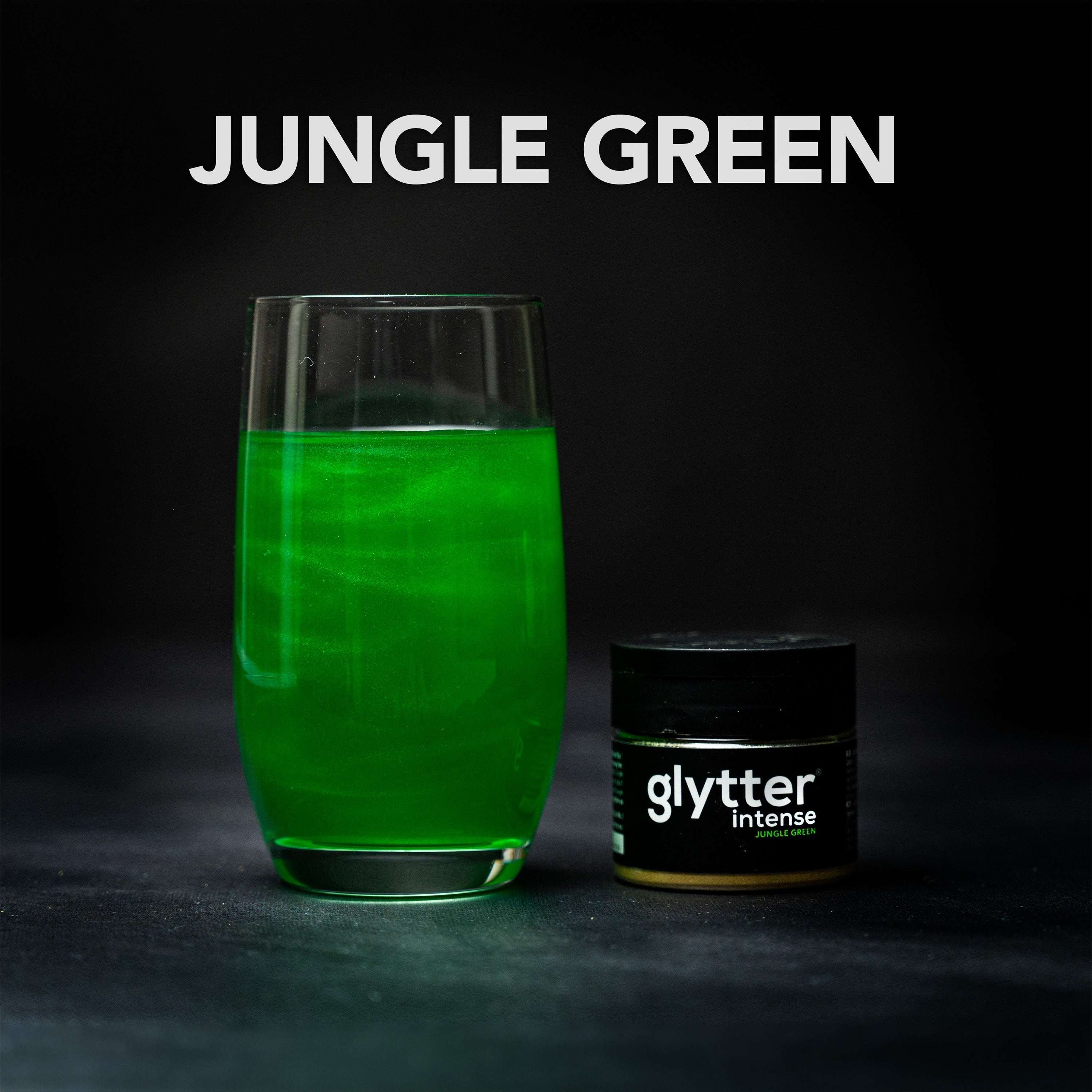 Decocino Glytter Intense Jungle Green – neongrünes glitzerndes Getränk im Glas mit Produktdose