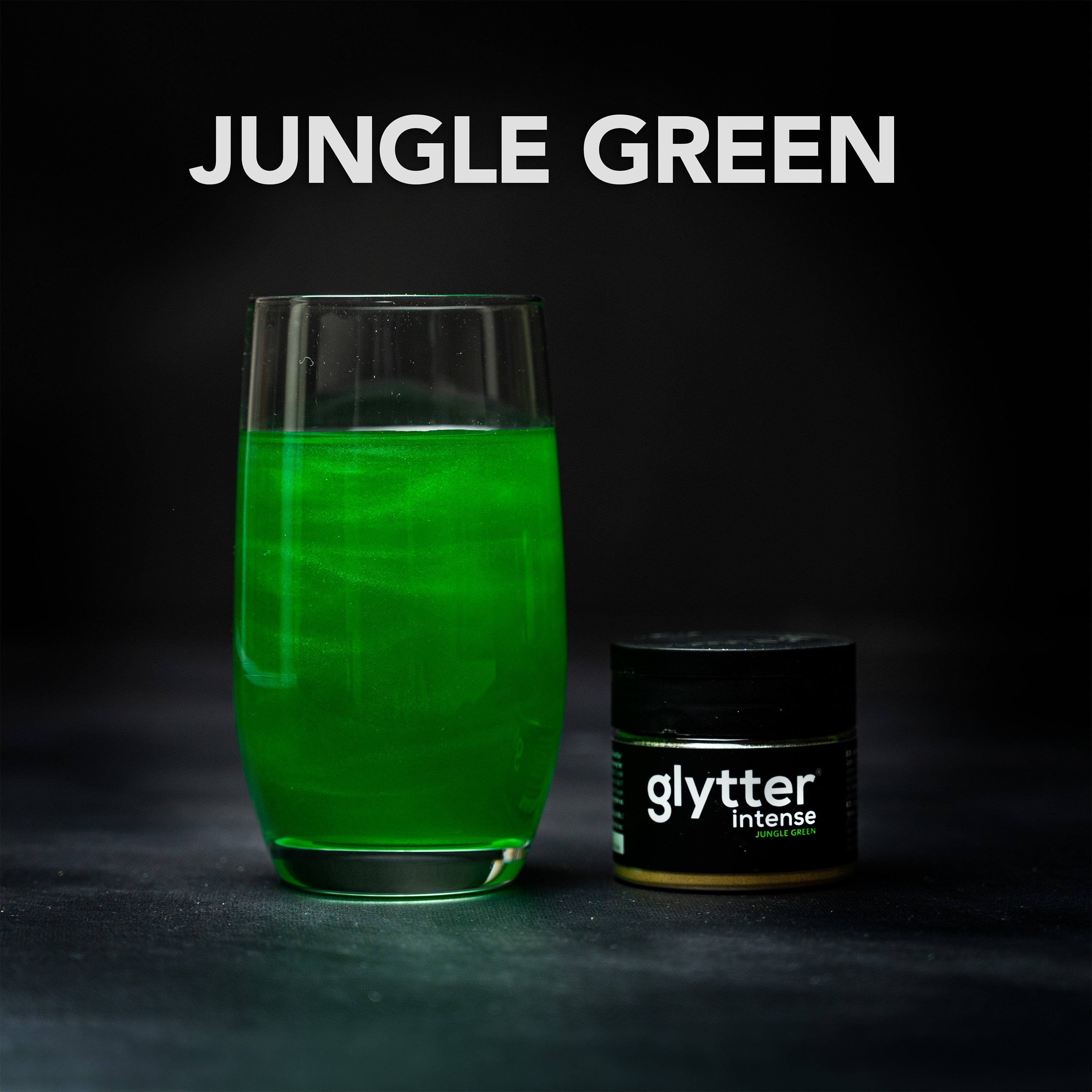 Decocino Glytter Intense Jungle Green – neongrünes glitzerndes Getränk im Glas mit Produktdose