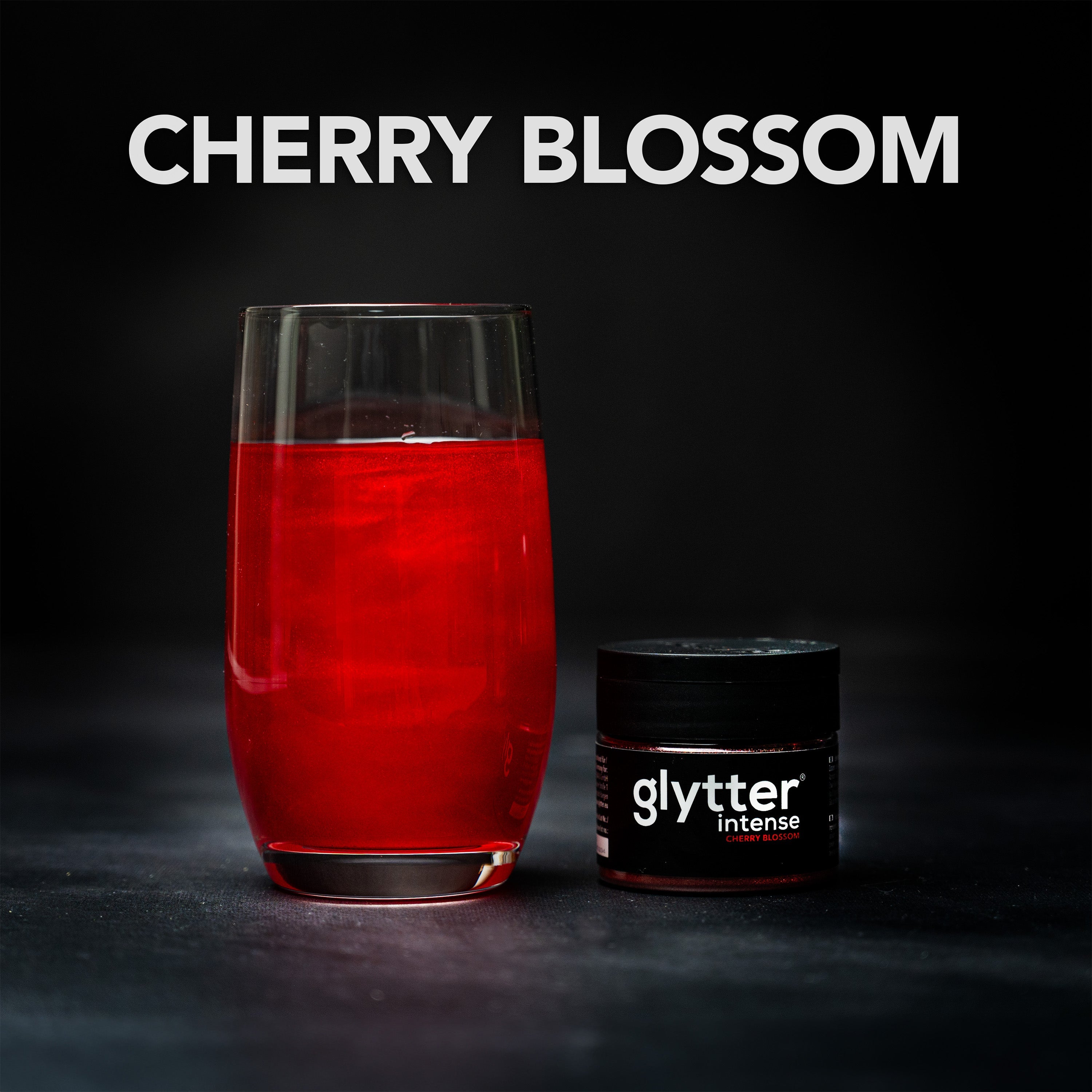 Decocino Glytter Intense Cherry Blossom – rotes glitzerndes Getränk im Glas mit Produktdose