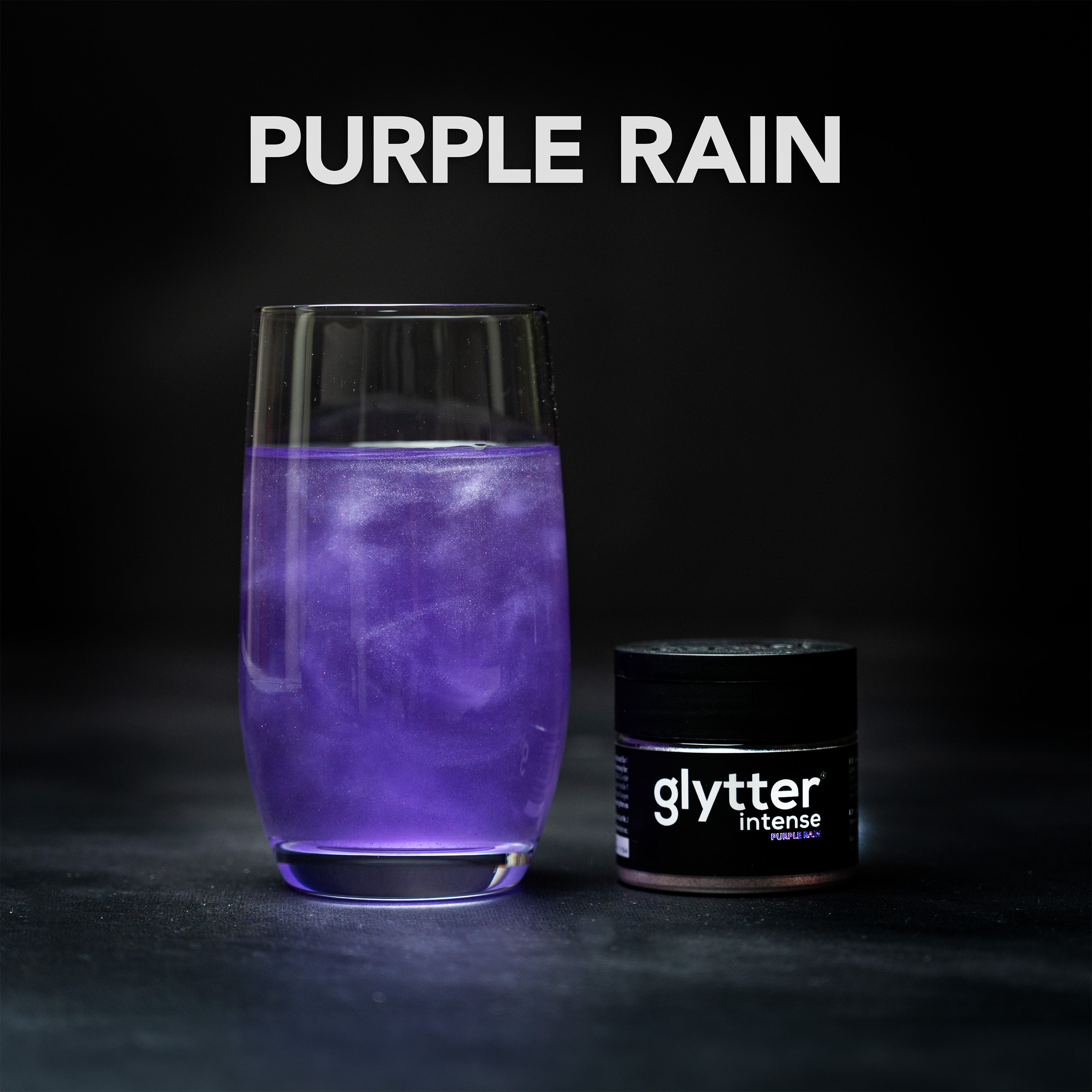 Glytter Intense Purple Rain – lila glitzerndes Getränk im Glas mit Produktdose