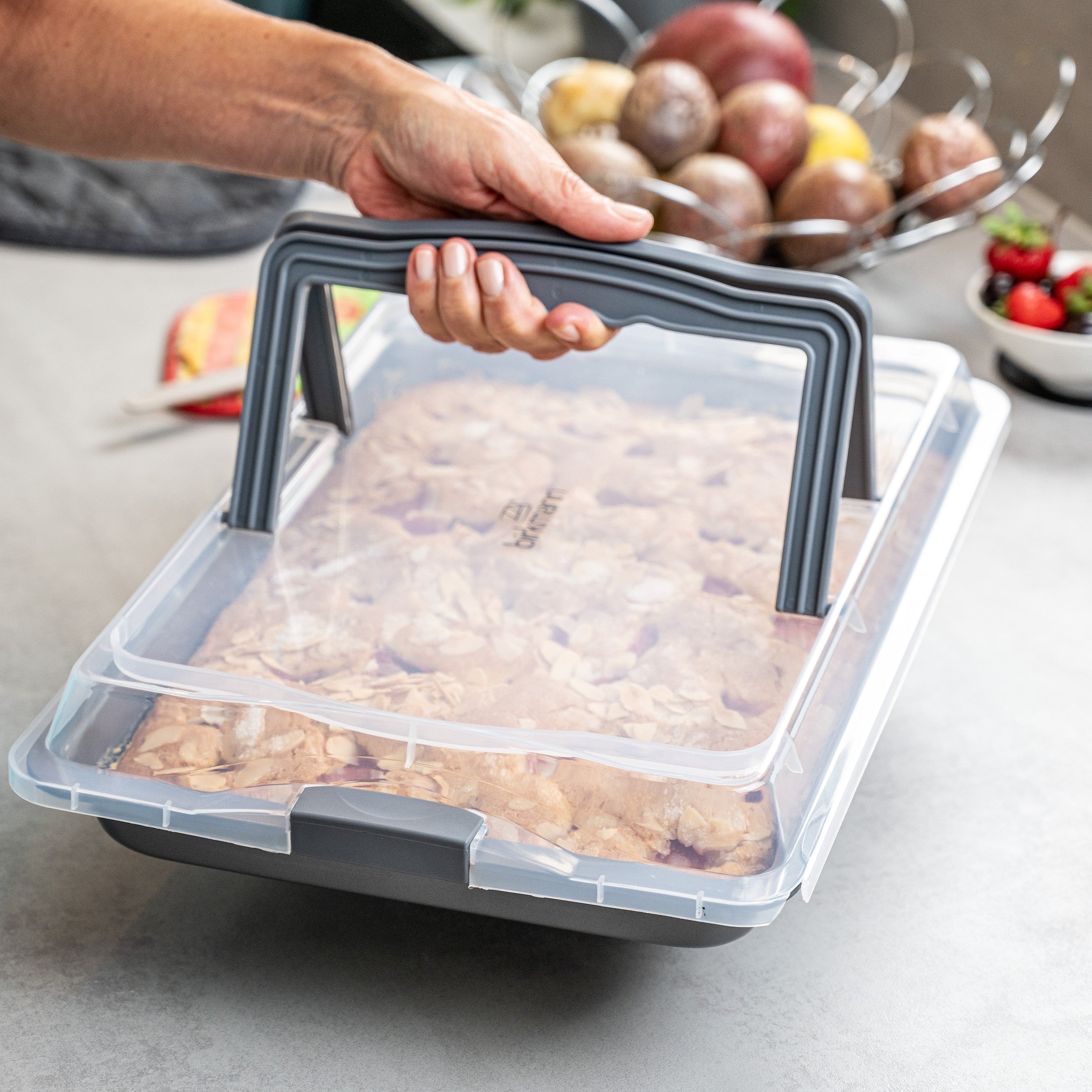 Backblech mit Deckel für sicheren Transport geschlossen