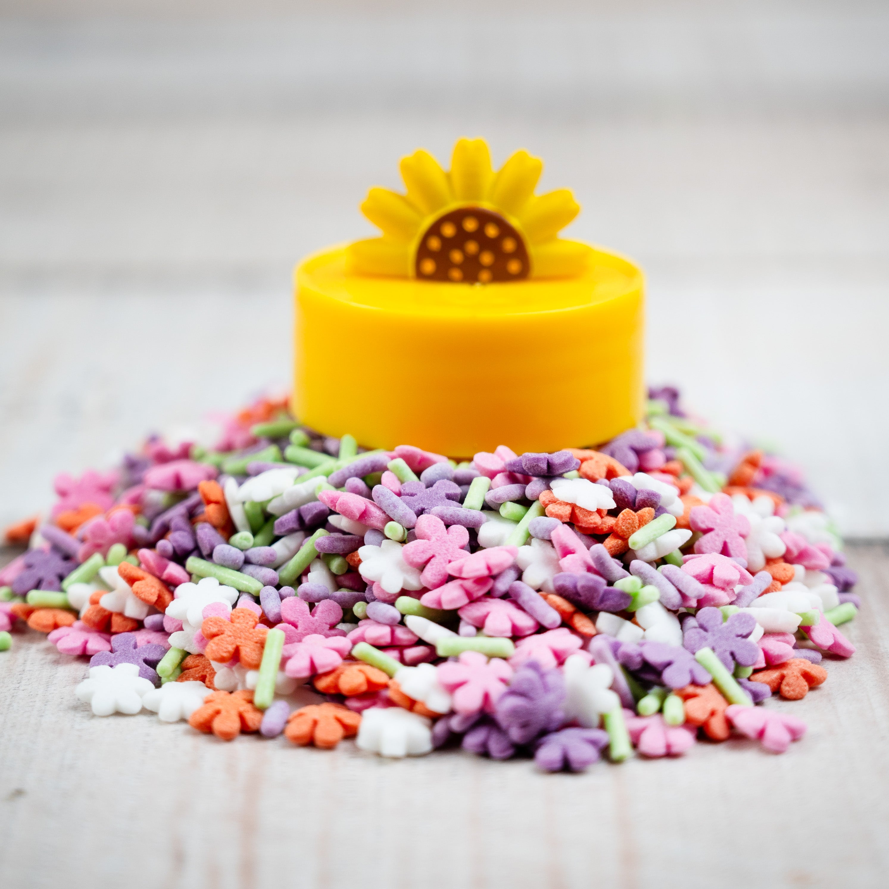 Flower Time sprinkles in a collector's tin (72g)