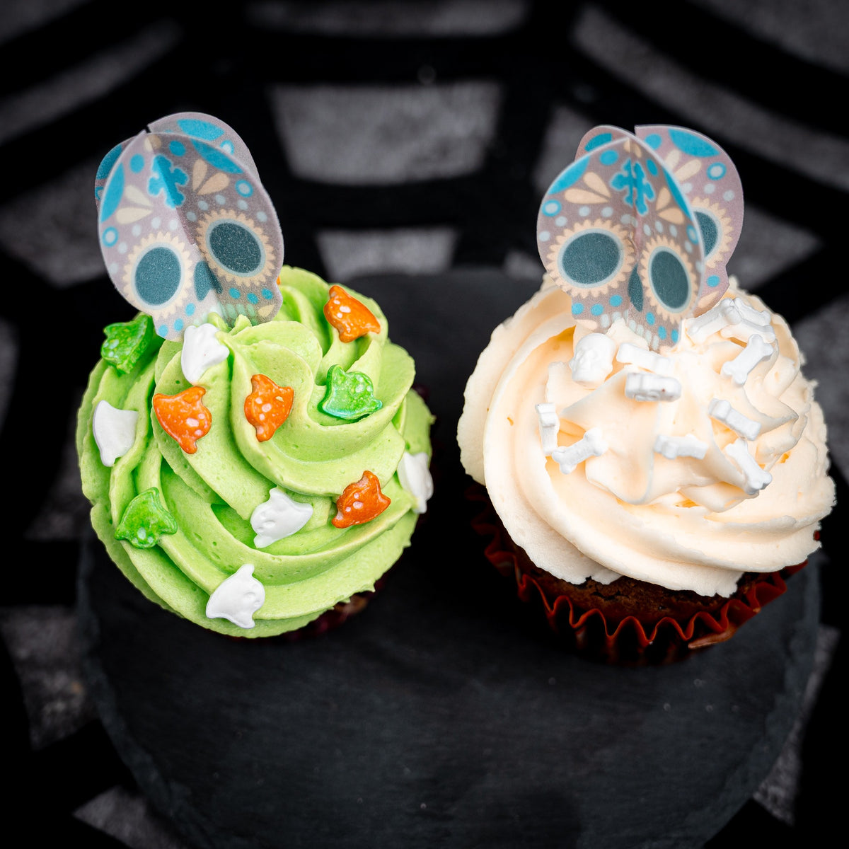 Halloween Muffins mit unten Totenköpfen