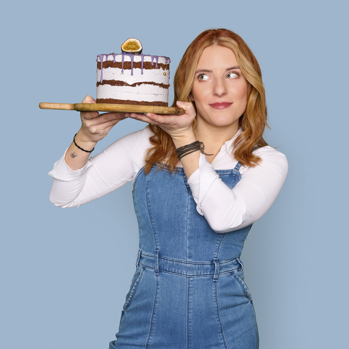 Joanna Mross mit ihrer von ihr gebackenen Lavendel-Torte