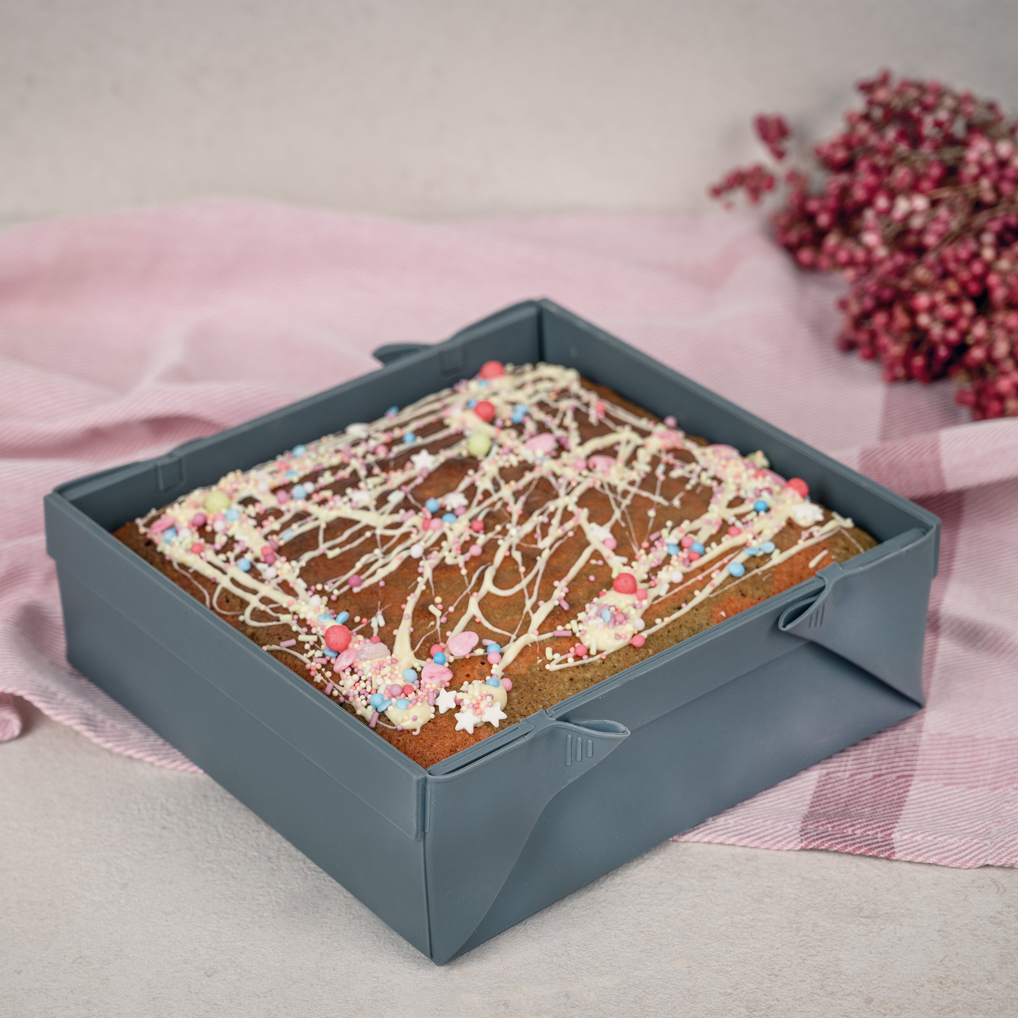 Faltbare Back- und Auflaufform von Decocino, platzsparend zusammenklappbar, backofen- und spülmaschinengeeignet.