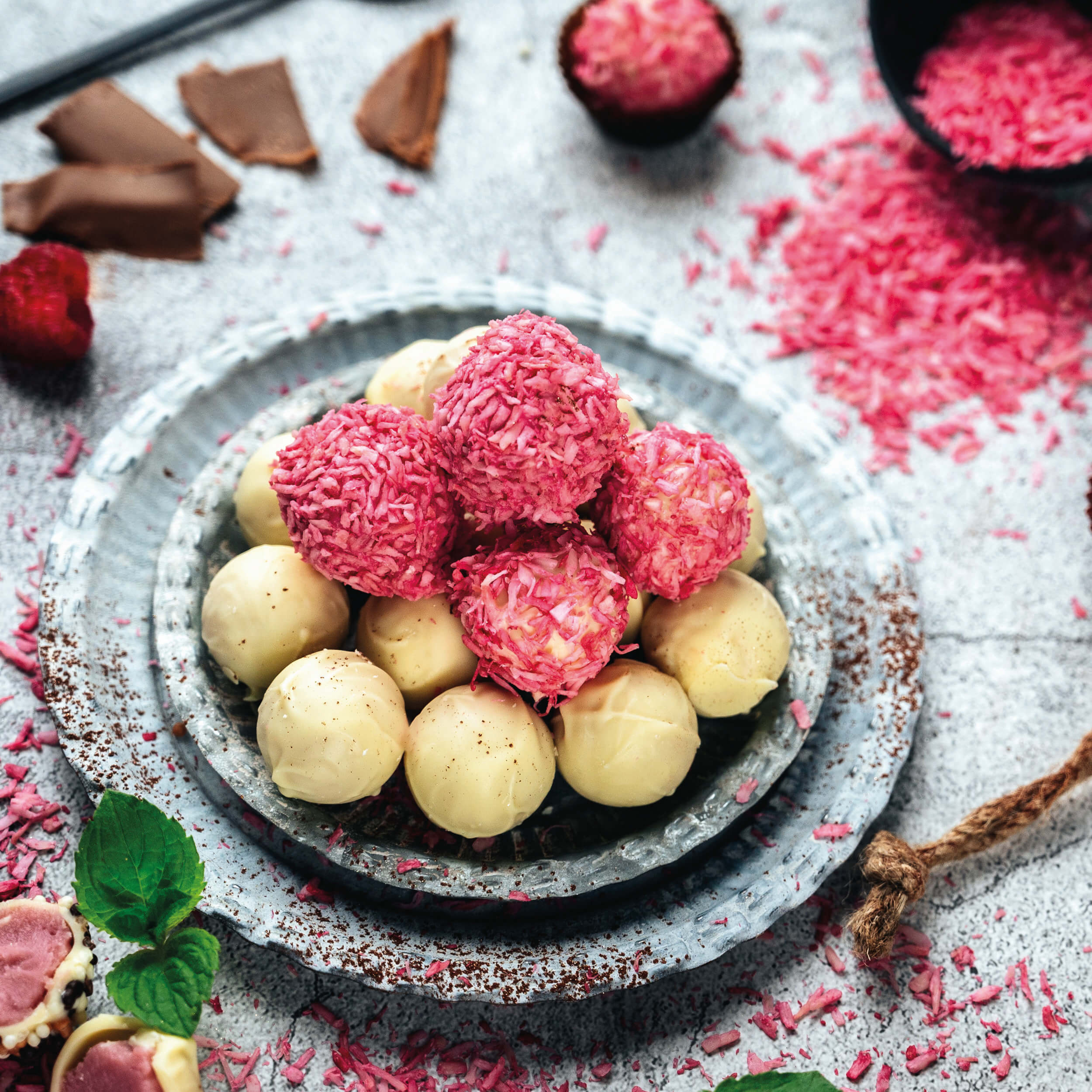 White Chocolate Praline Hollow Body (63 pcs.)