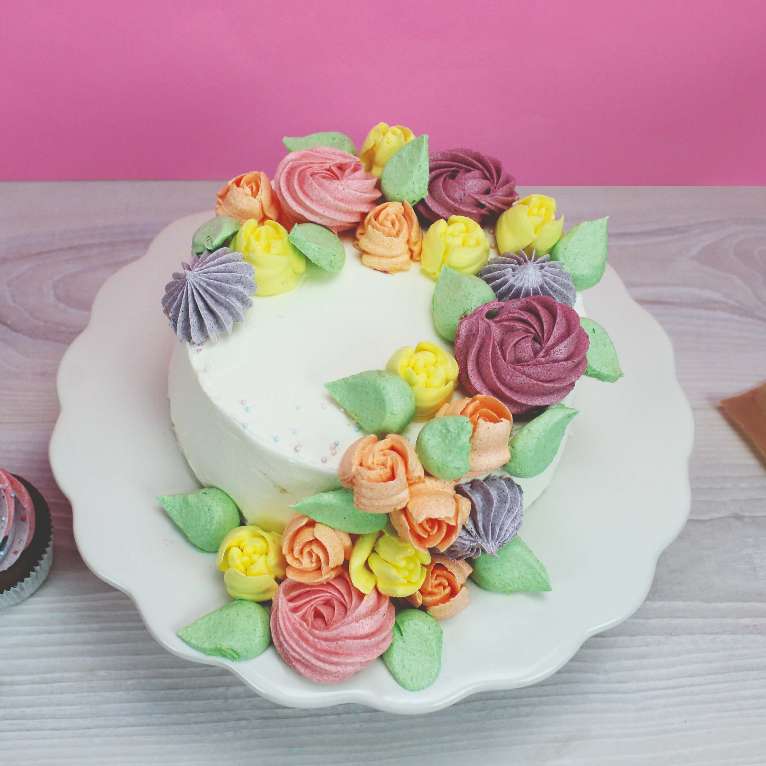 Buttercremetorte mit Verzierung