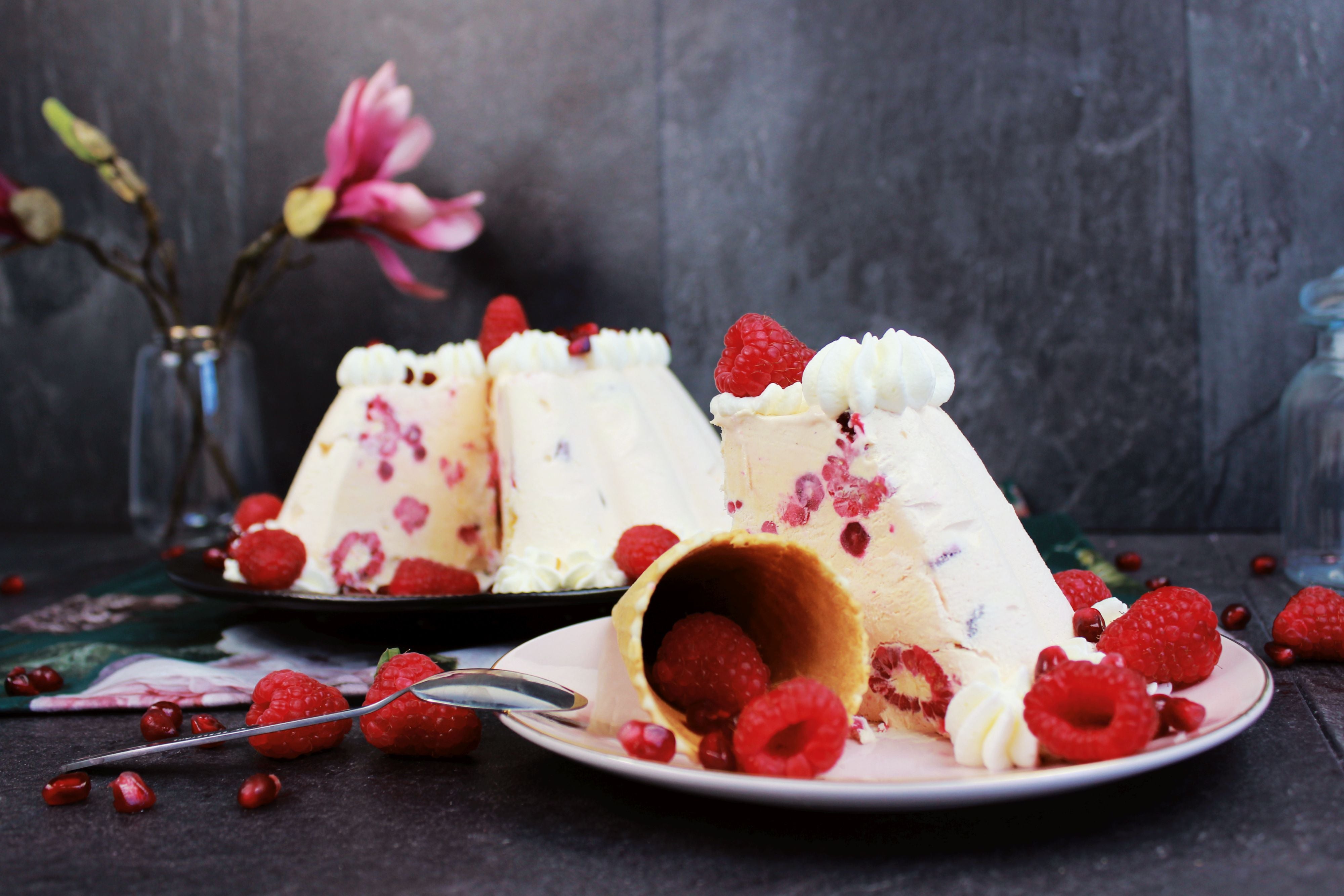 Eisbombe mit Früchten