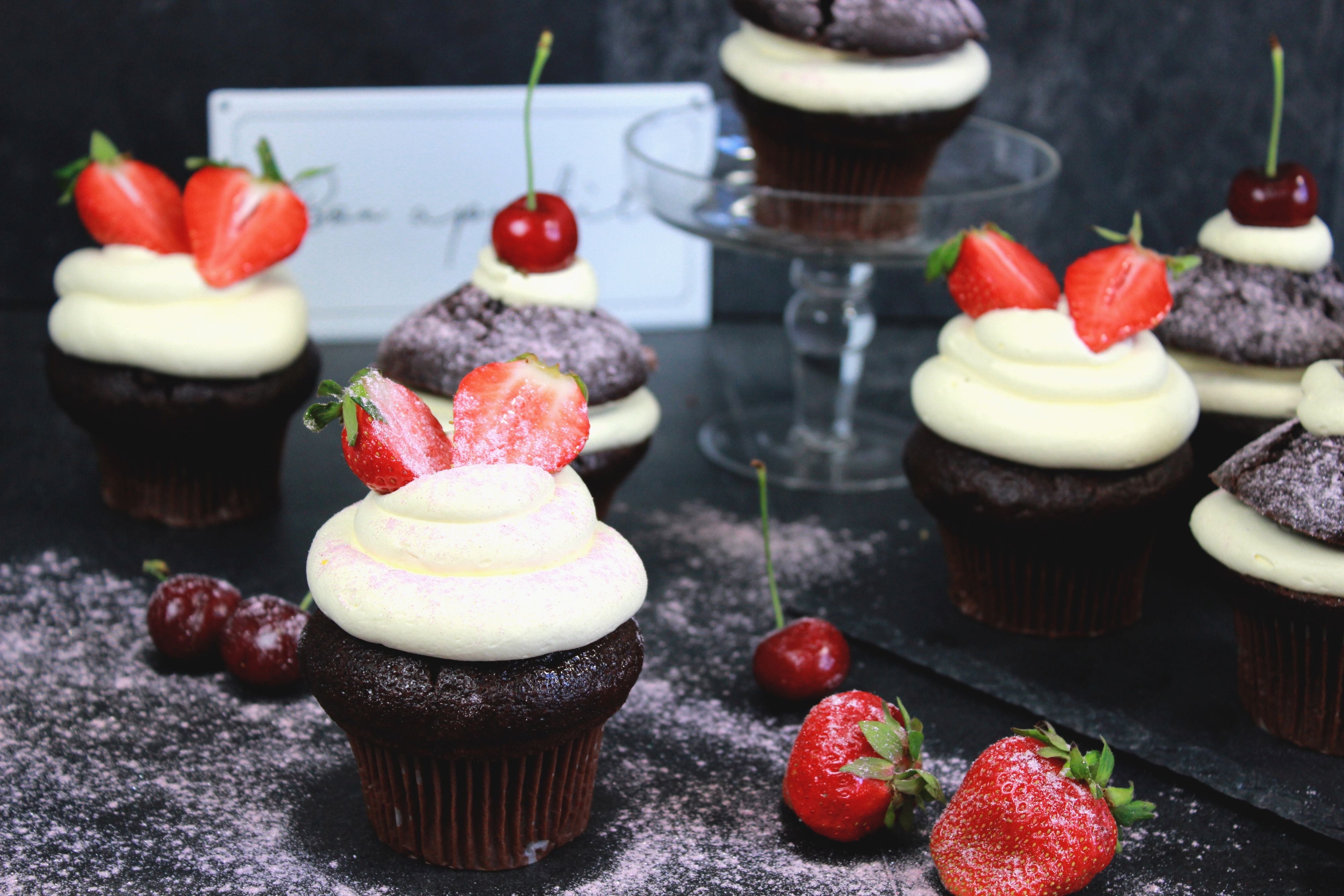 Schokocupcakes mit Kirschen