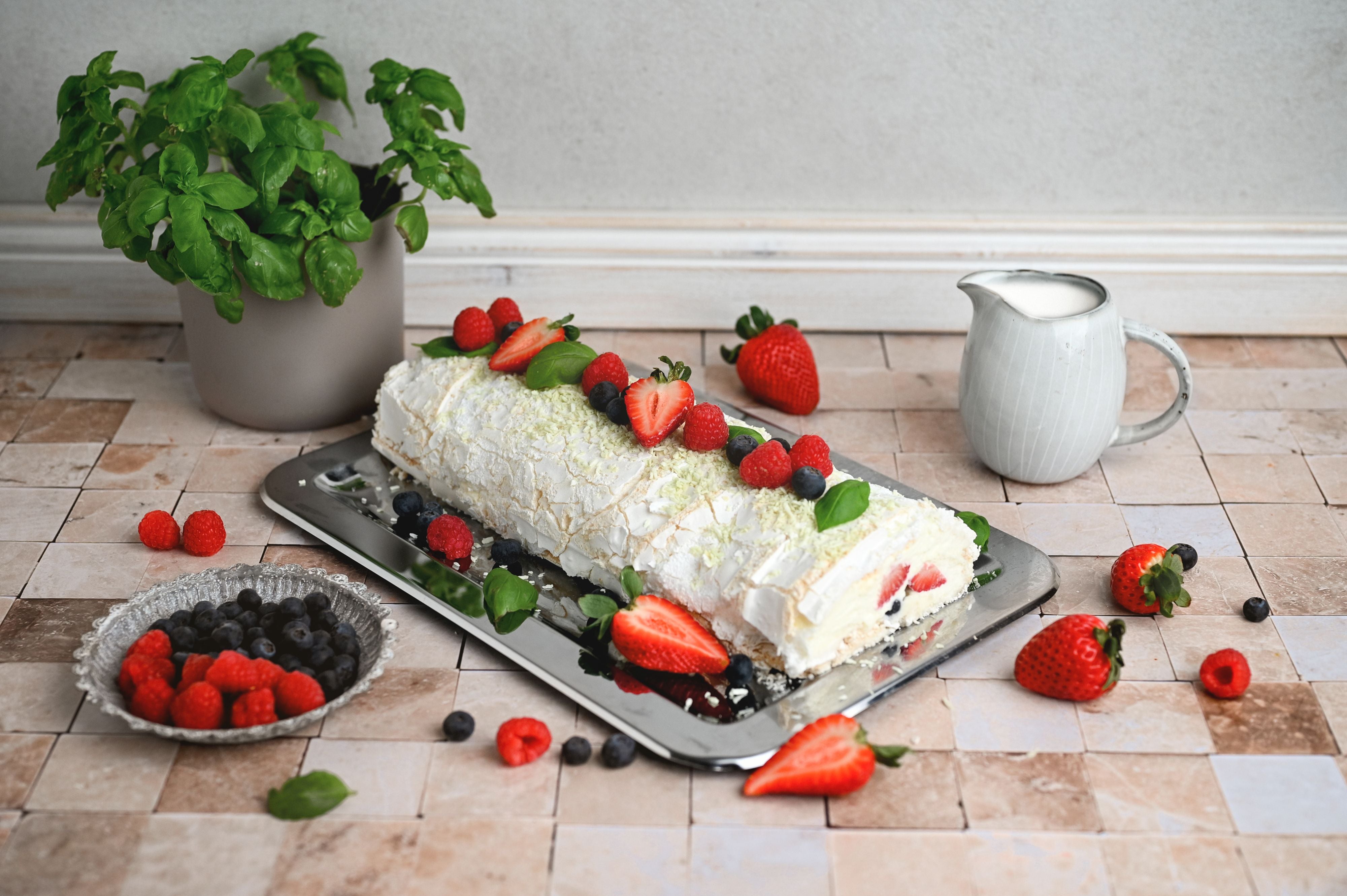 Baiserrolle mit Beeren