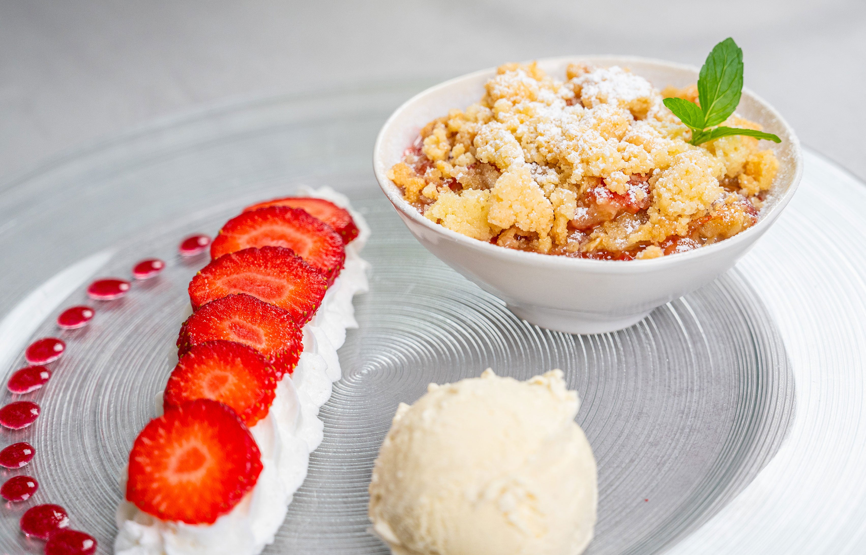 Erdbeer-Rhabarber-Crumble