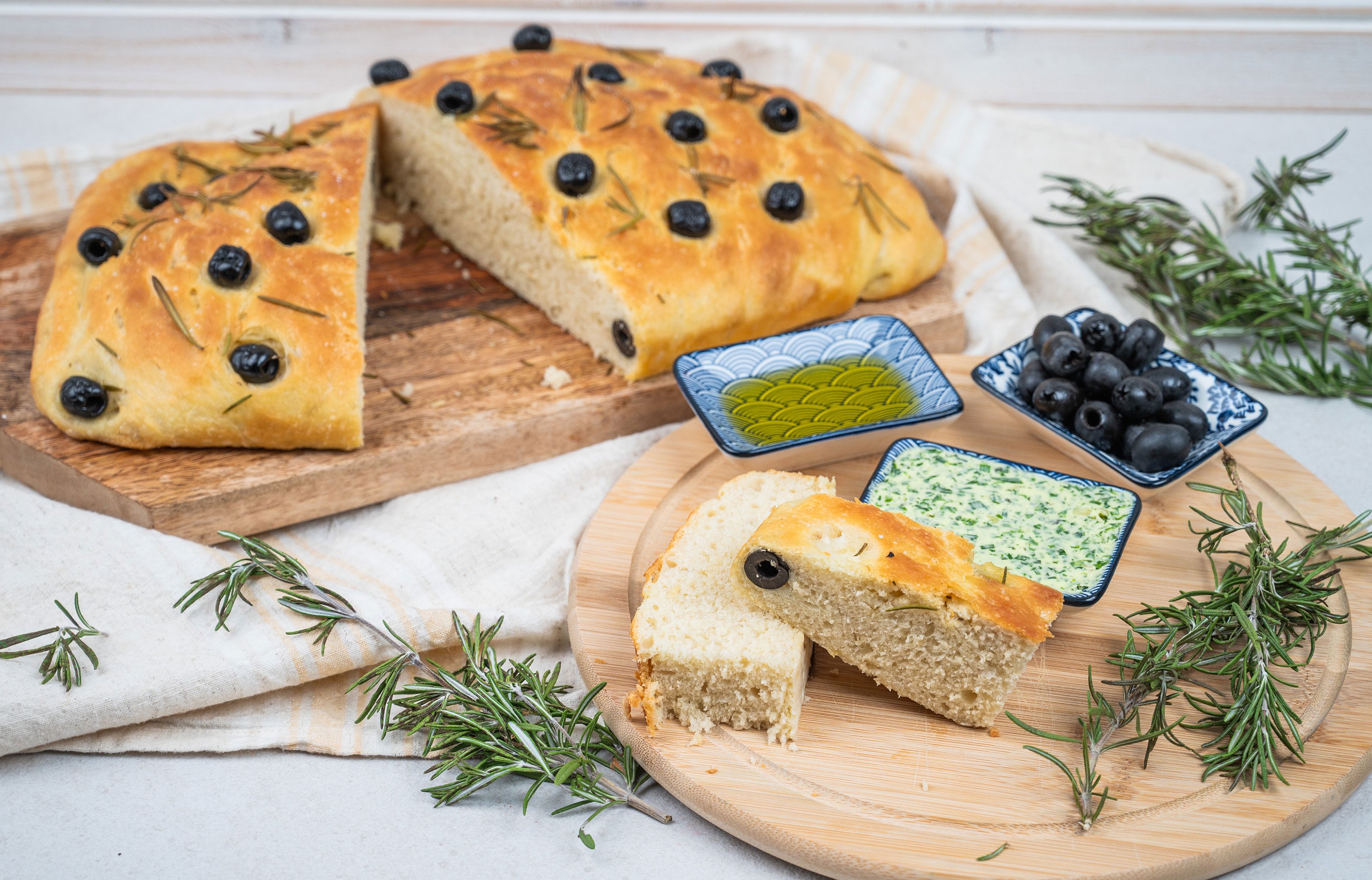 Focaccia mit Oliven und Rosmarin