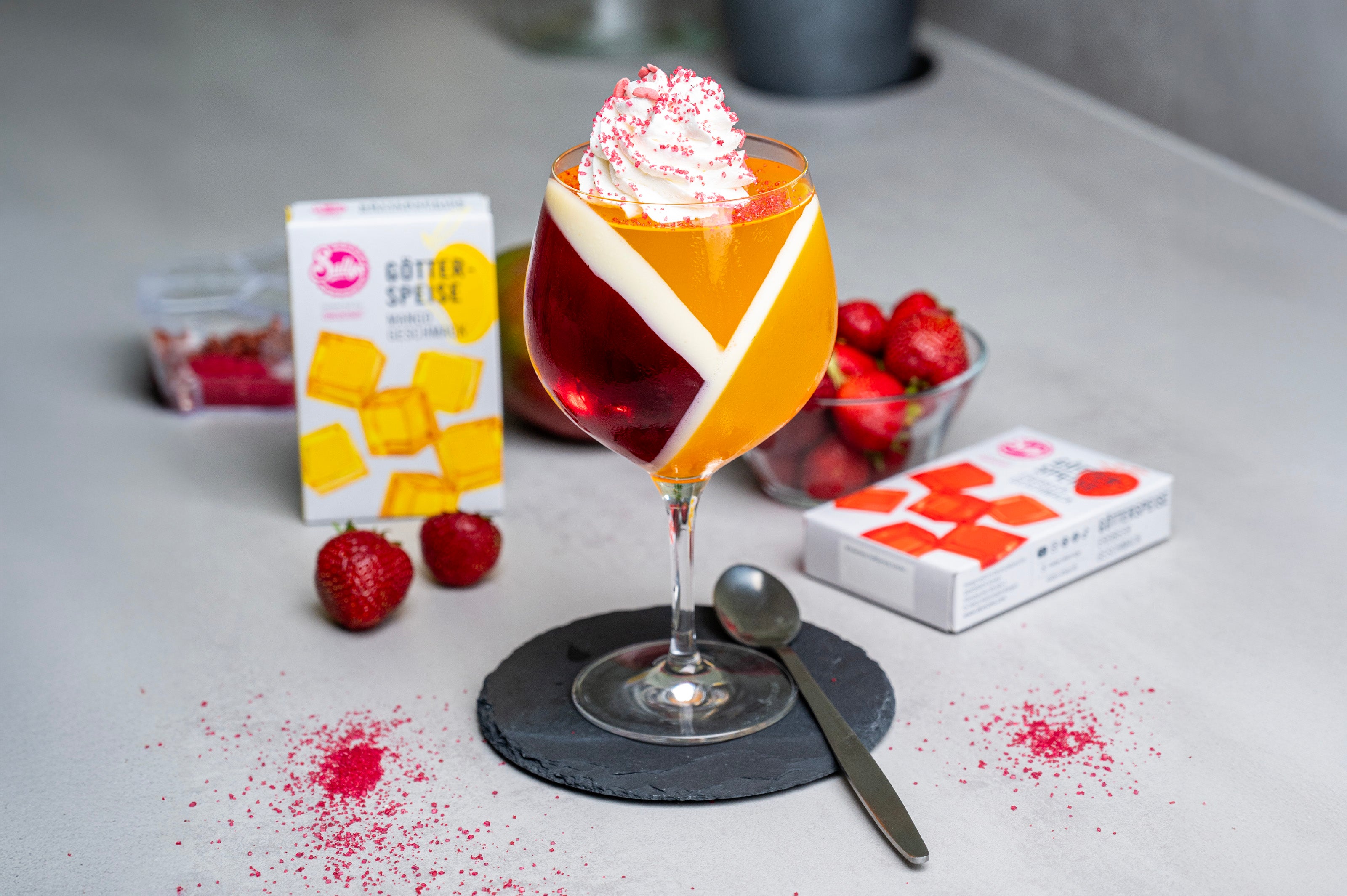 Geschichtetes Götterspeisedessert im Glas