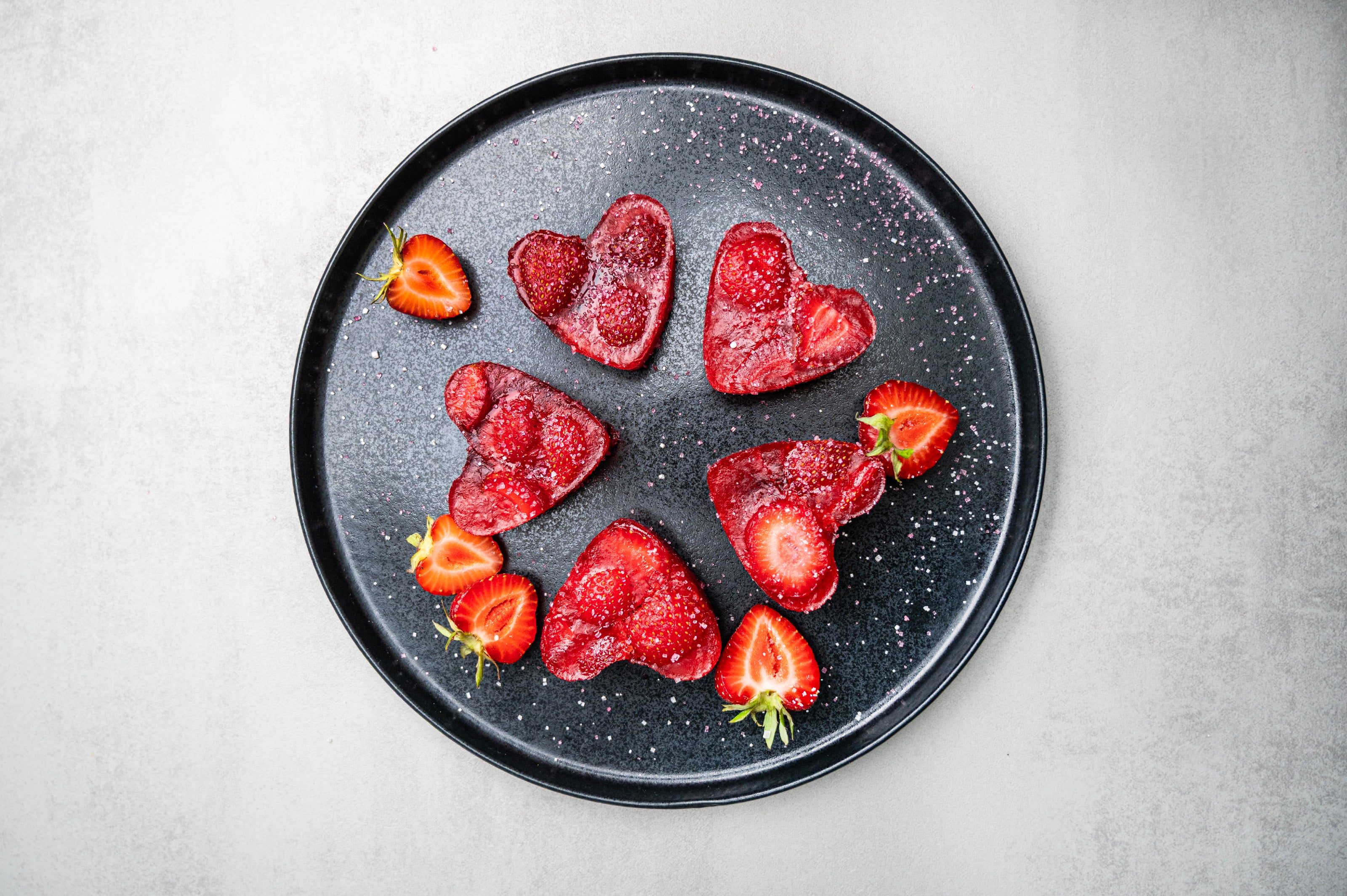 Frische Erdbeeren in Götterspeise