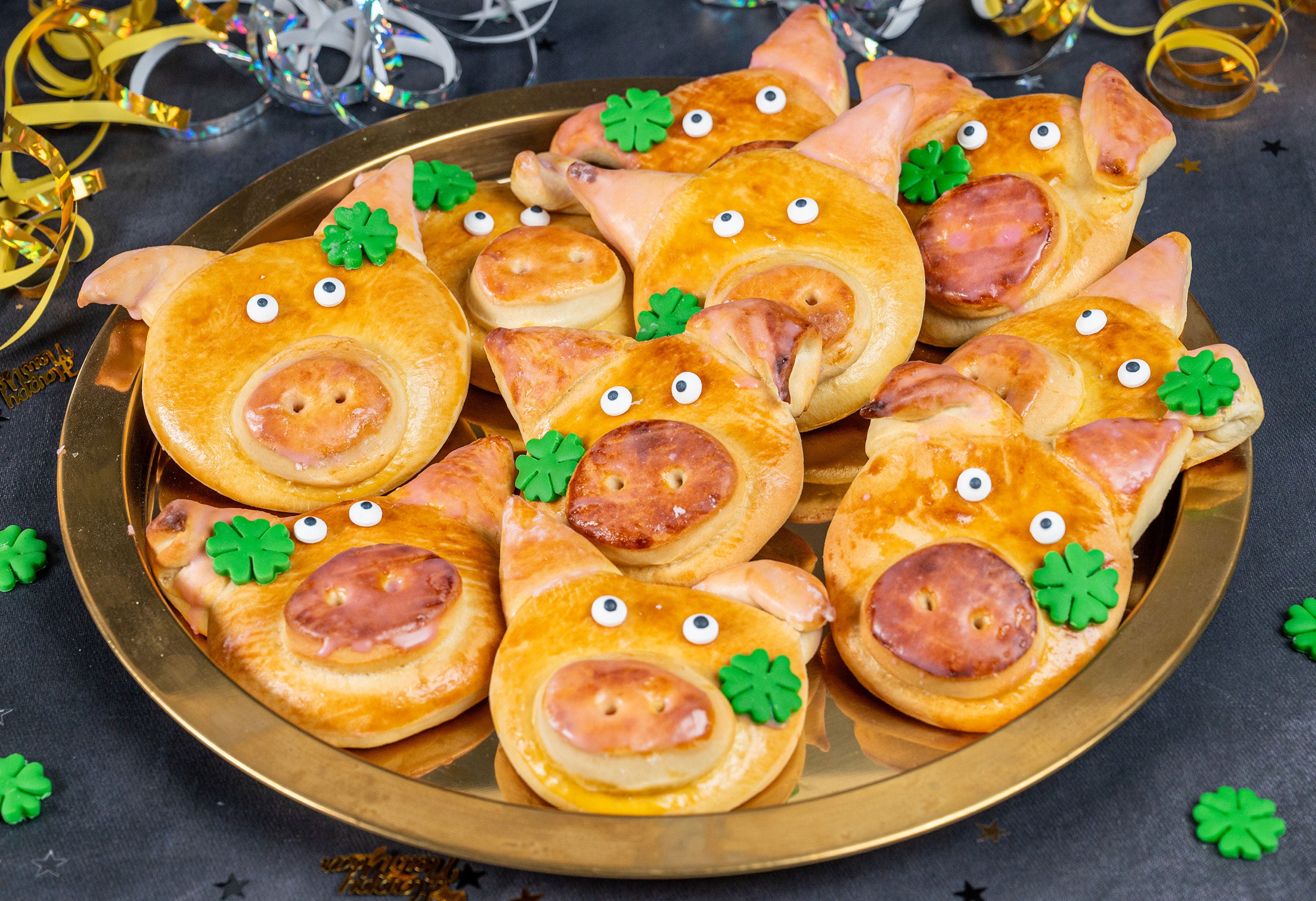 Glücksschweinchen aus Hefeteig