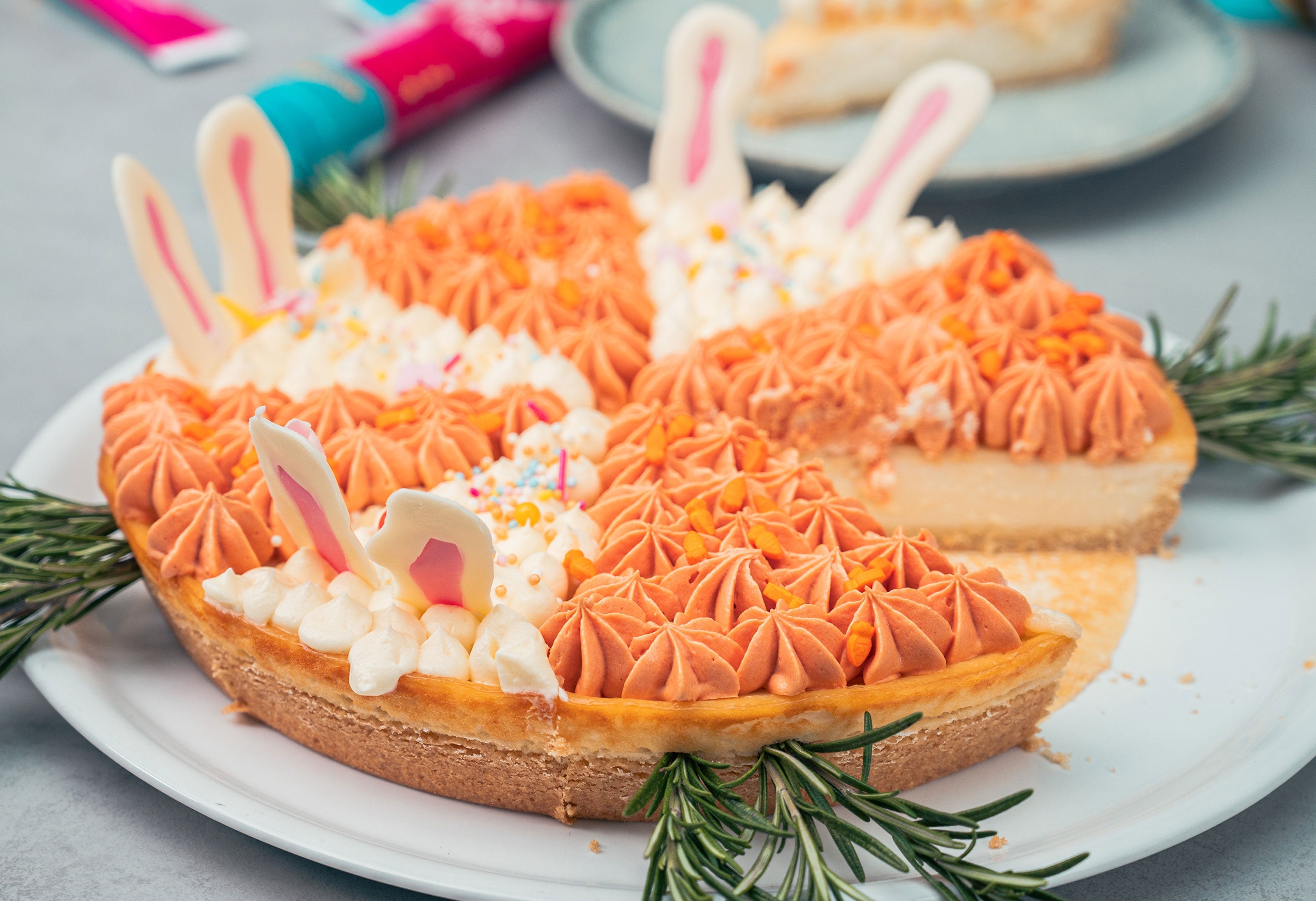 Farbenfroher Oster-Käsekuchen