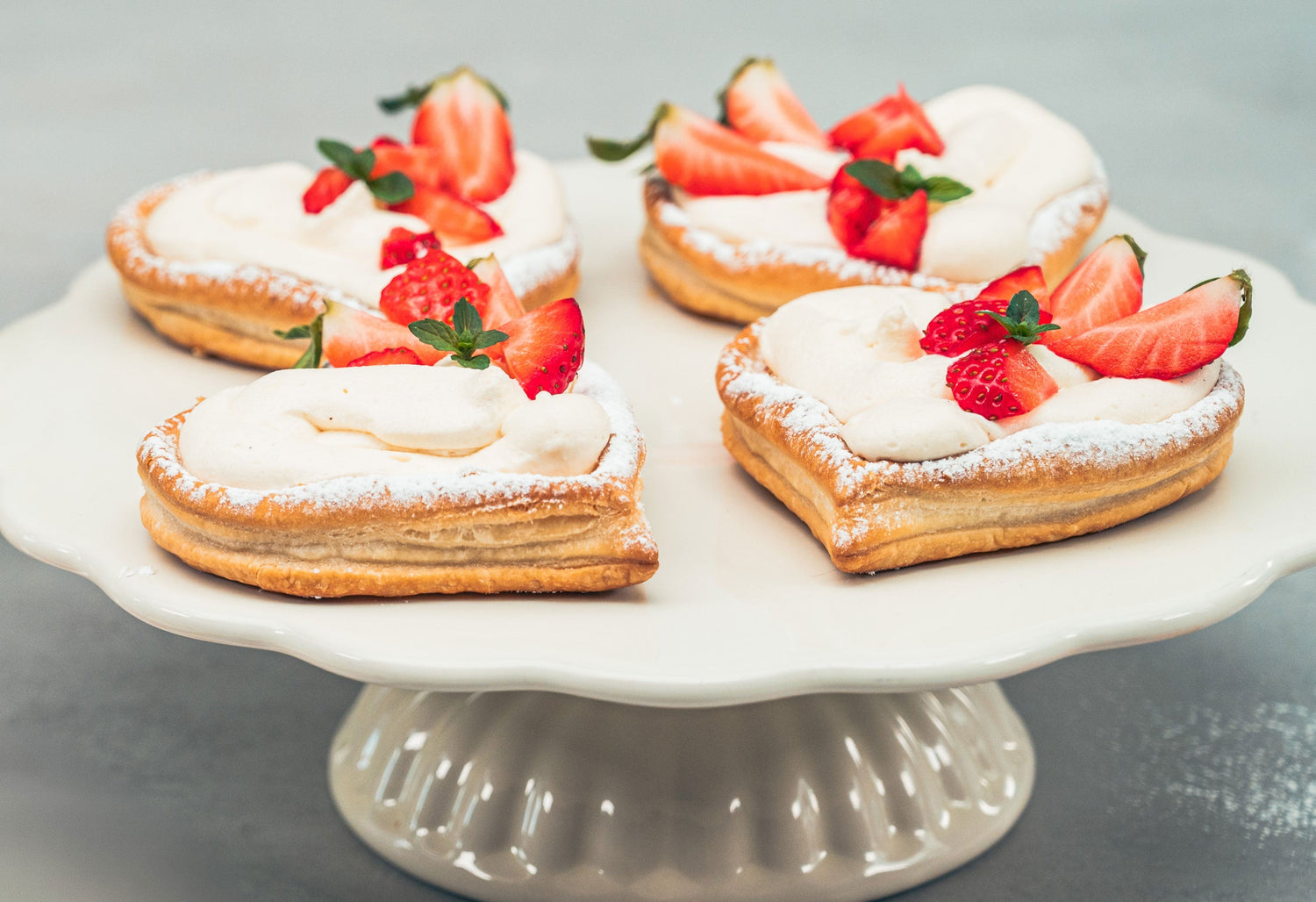 Blätterteig-Herzen mit Erdbeeren