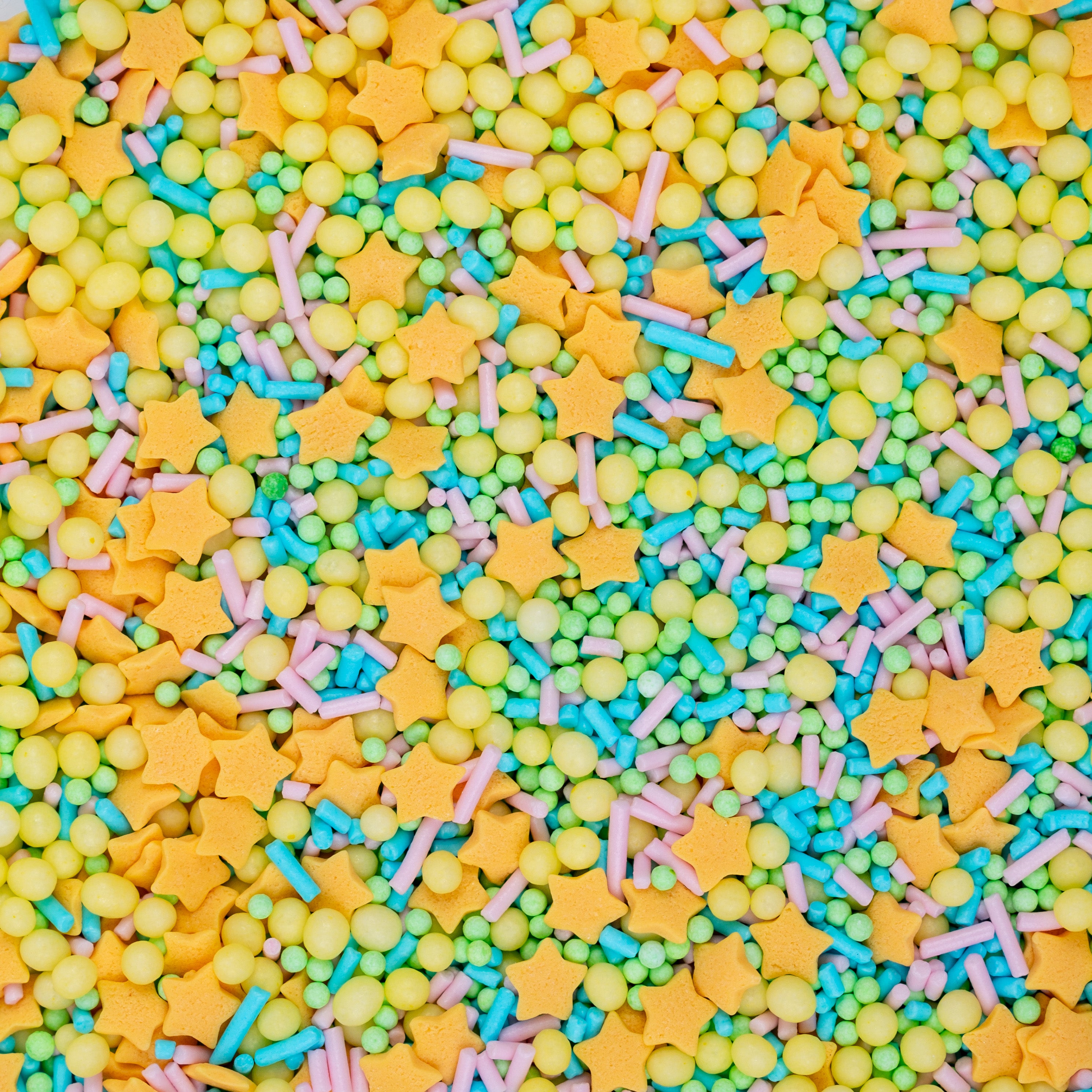 Nahaufnahme vom Sallys Streuselwelt Konfetti Kosmos Mix mit gelben Sternen, bunten Pastell-Streuseln und Zuckerperlen, powerd by Decocino.