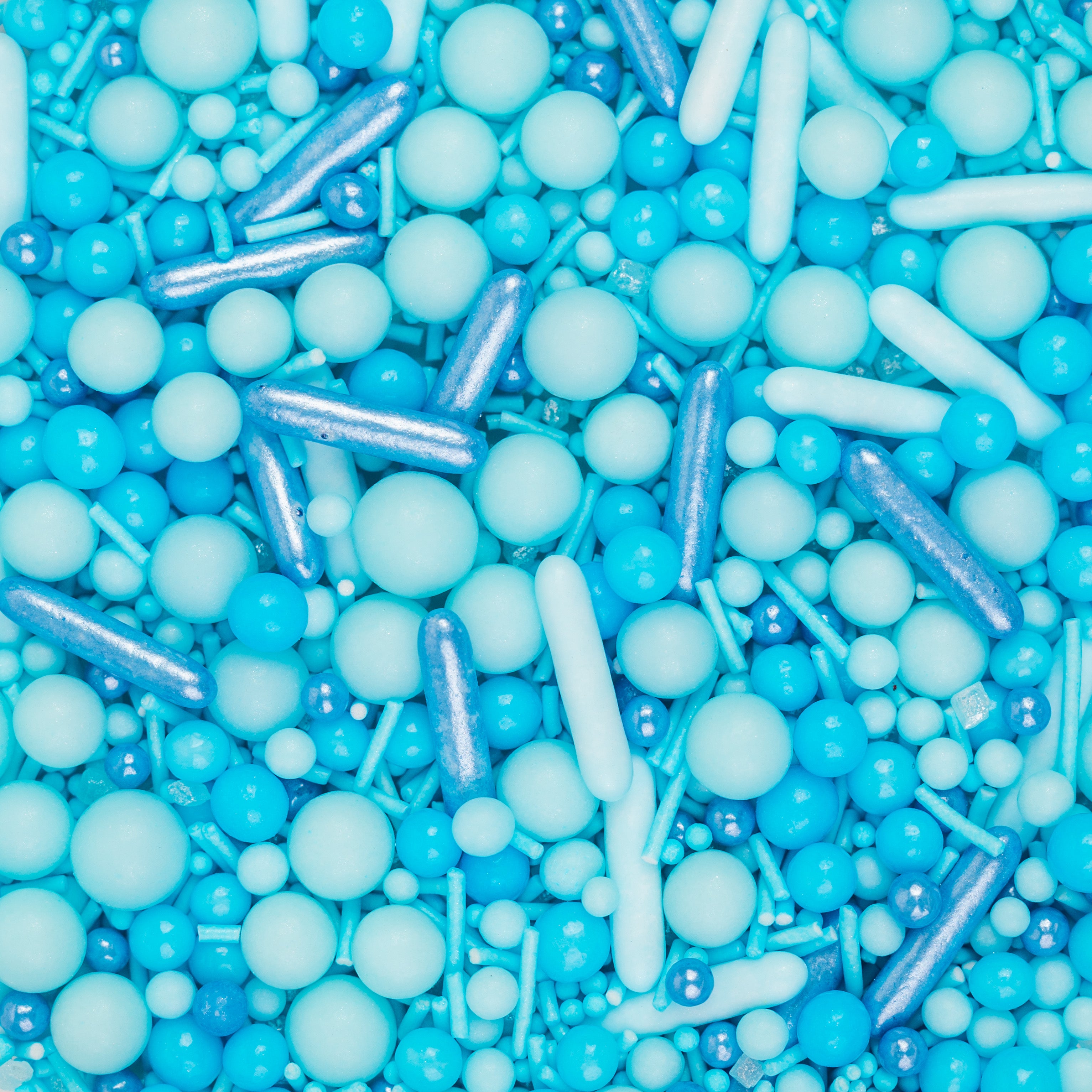 Nahaufnahme des Sallys Streuselwelt Blue Lagoon Mix – blaue und türkisfarbene Zuckerstreusel in verschiedenen Formen und Größen, powered by Decocino.