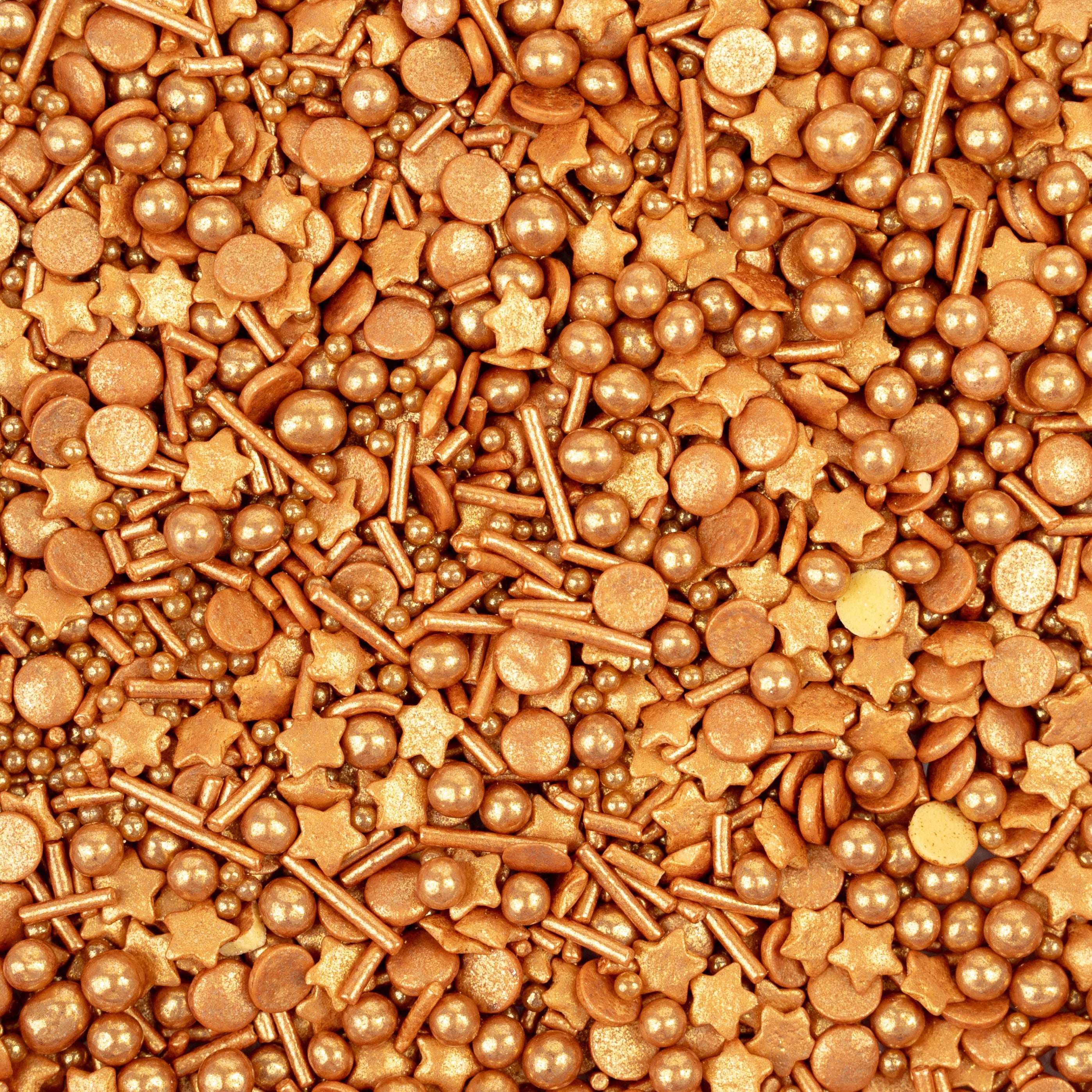 Nahaufnahme des Sallys Streuselwelt Golden Glam Mix – goldene Zuckerstreusel in verschiedenen Formen, Perlen und Stäbchen