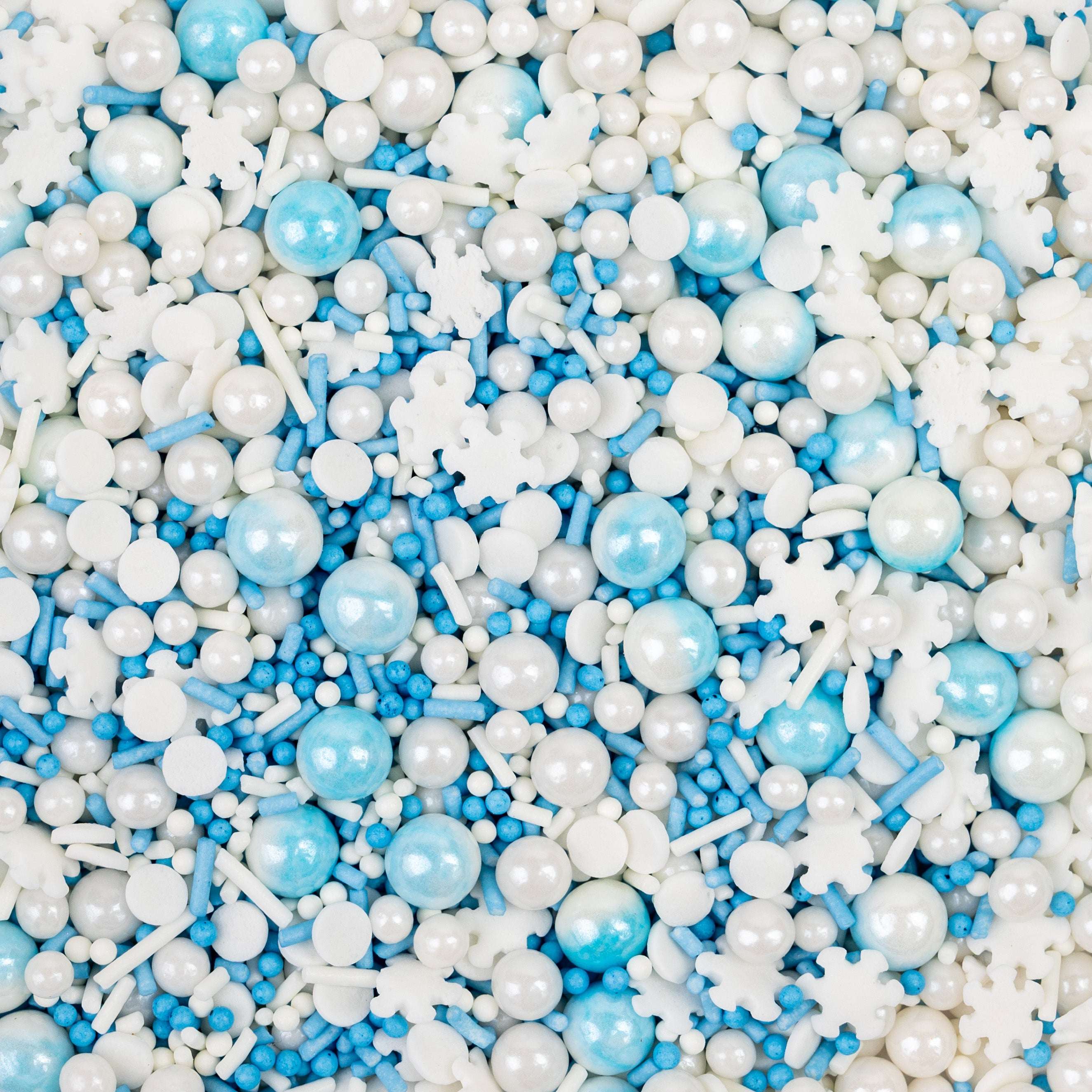 Nahaufnahme des Sallys Streuselwelt Polar Dream Mix mit weißen Schneeflocken, Perlen und blauen Zuckerstreuseln