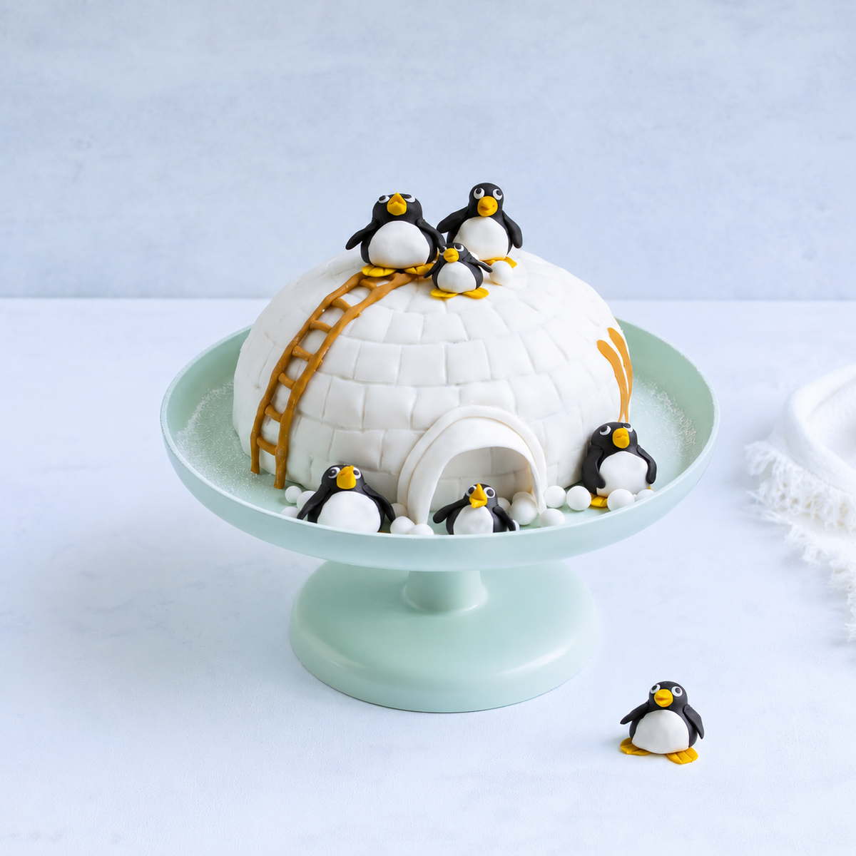 [KI] Torte in Form eines Iglus mit Pinguinen aus Fondant gebacken von Stefanie Hertel