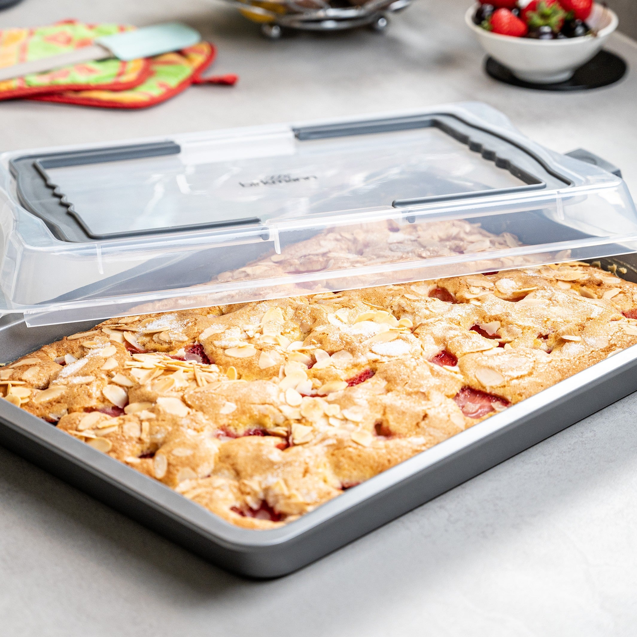 Backblech mit Transporthaube geöffnet.