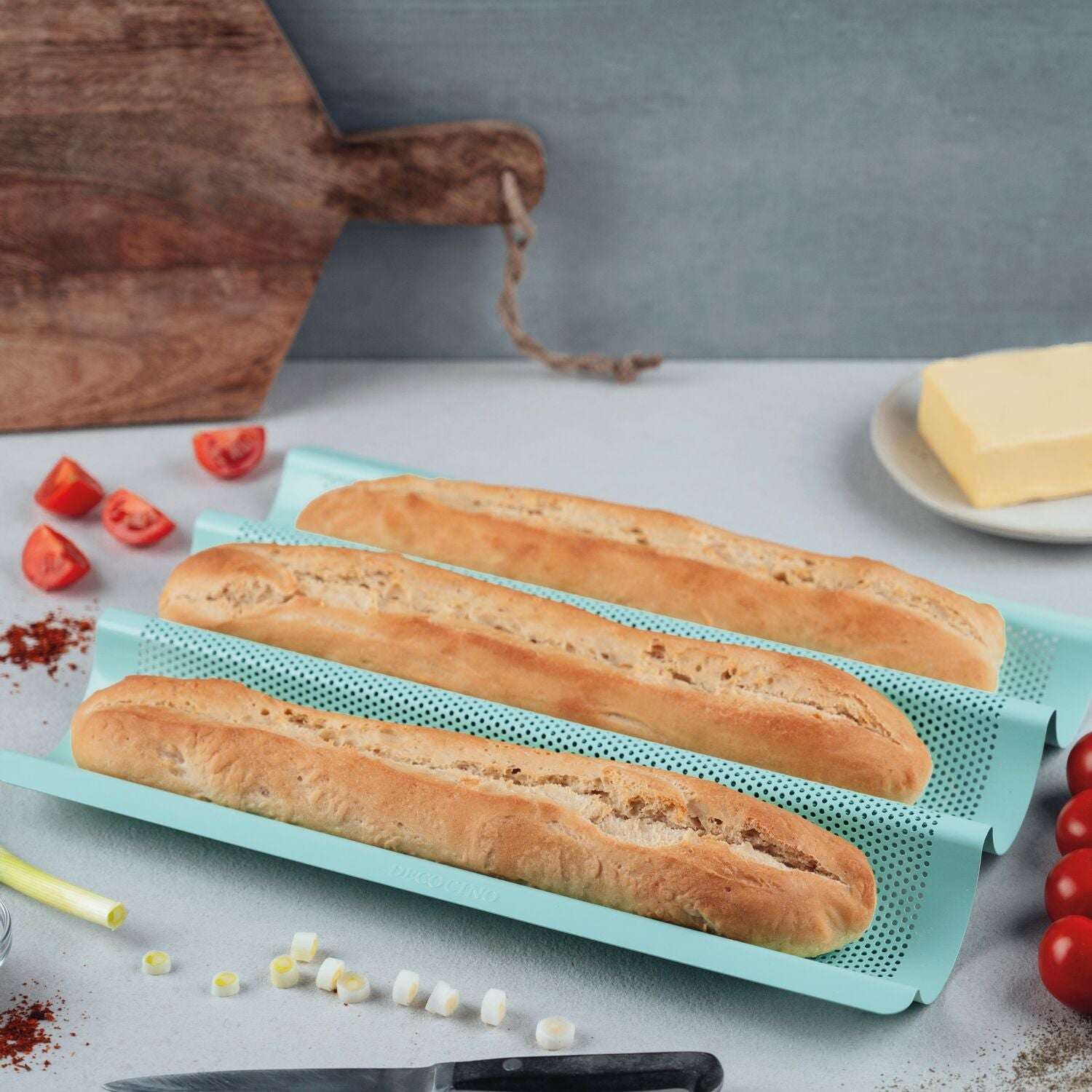 Baguette Set: Baguettebackform und Schwarzes Edelstahl Brotmesser (Klinge 28 cm)