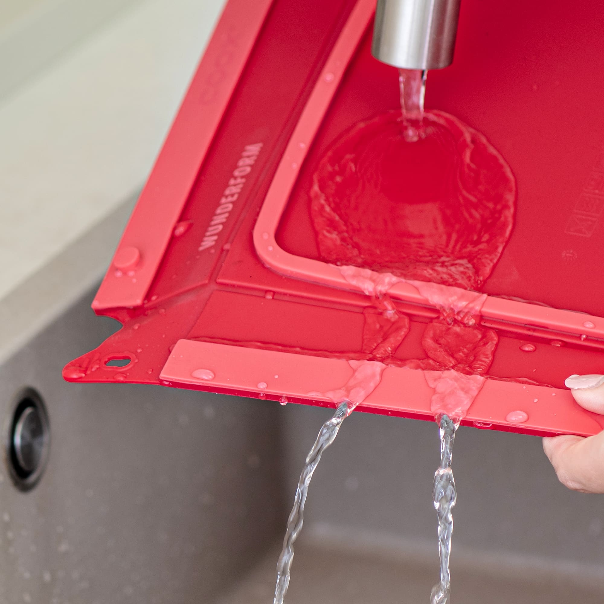 Faltbare rote Back- und Auflaufform aus Silikon, spülmaschinenfest und leicht zu säubern.