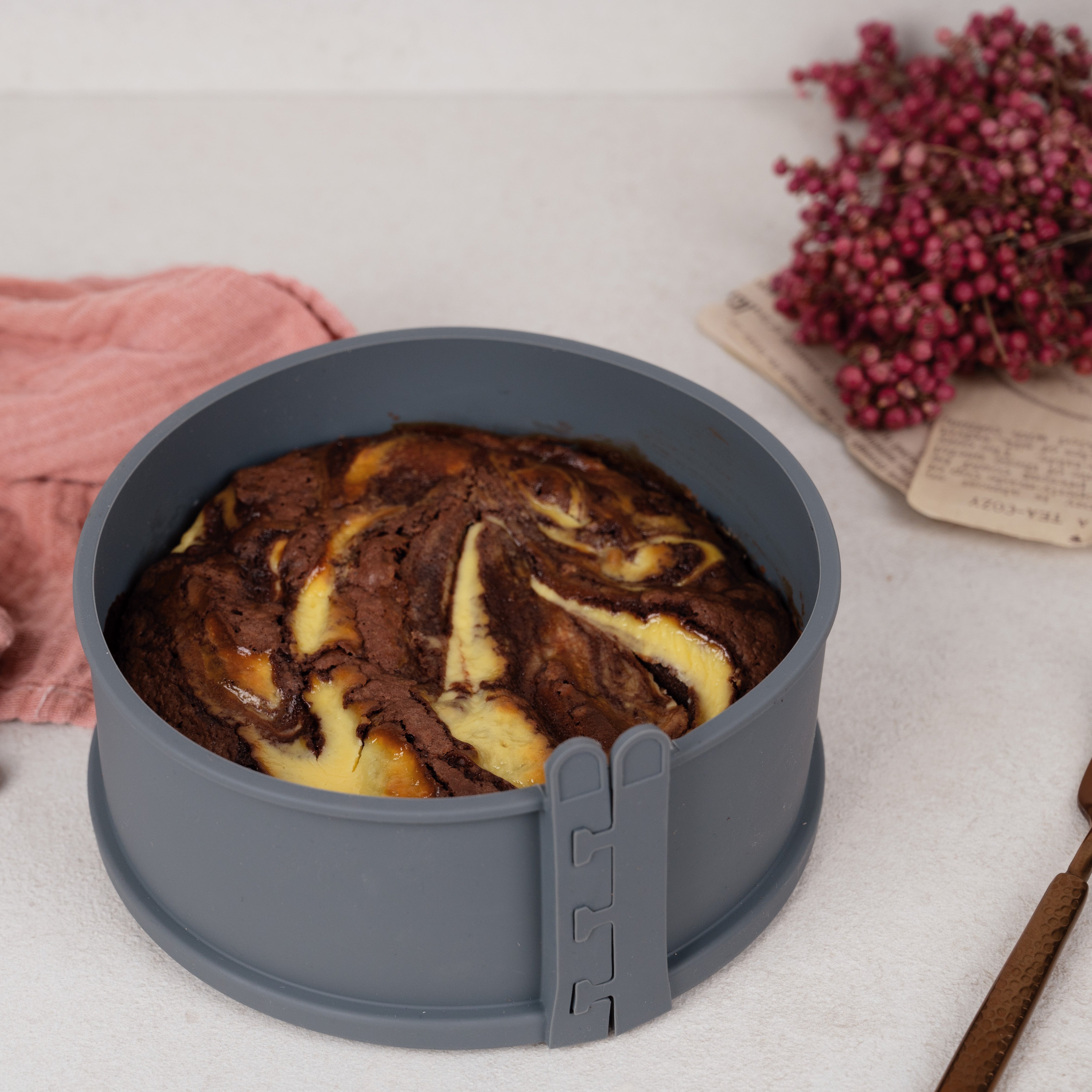 Decocino flexible Springform 18 cm mit Porzellan-Servierplatte.