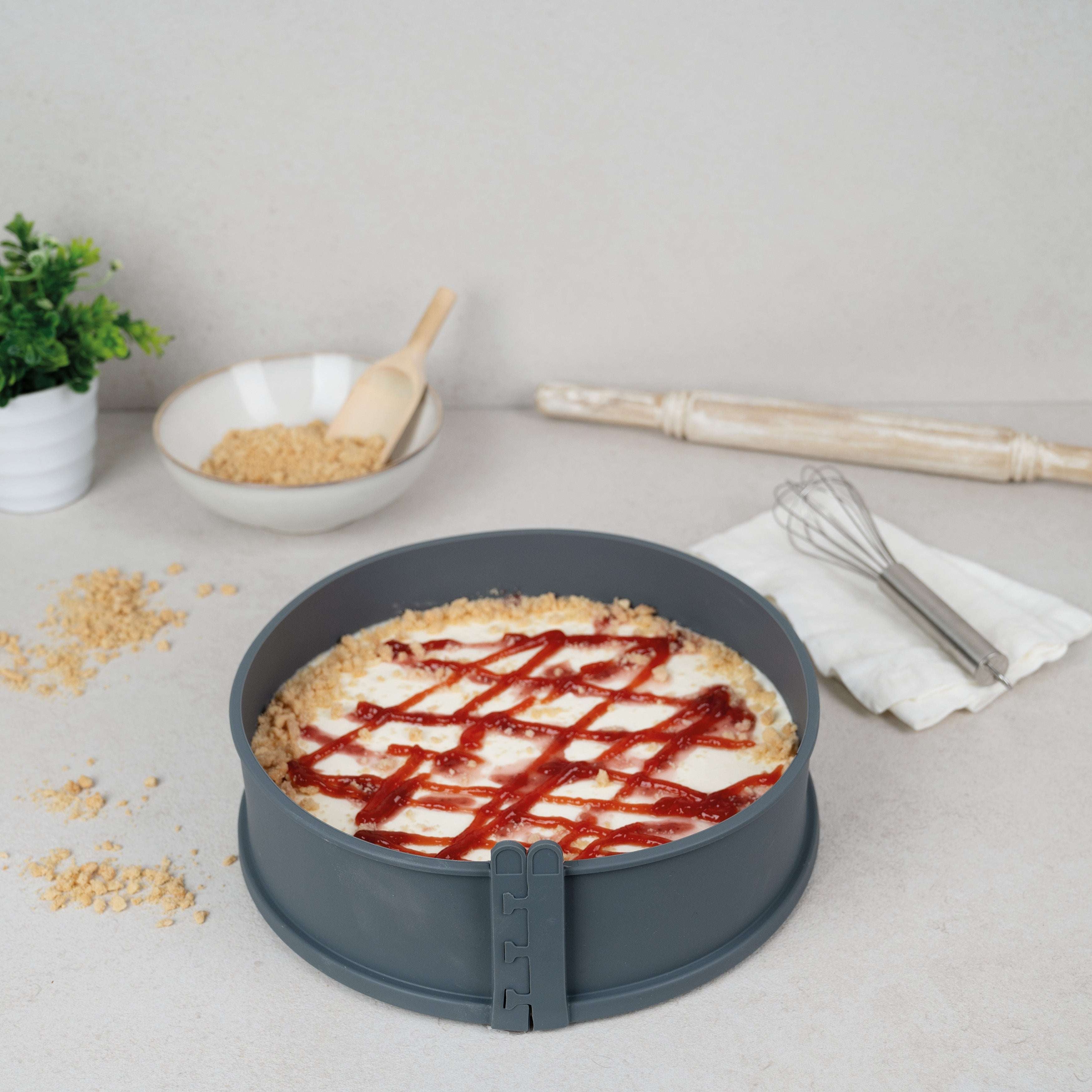 Flexibler Springform 26 cm von Decocino mit abnehmbaren Ring aus Silikon und Servierplatte aus Porzellan.
