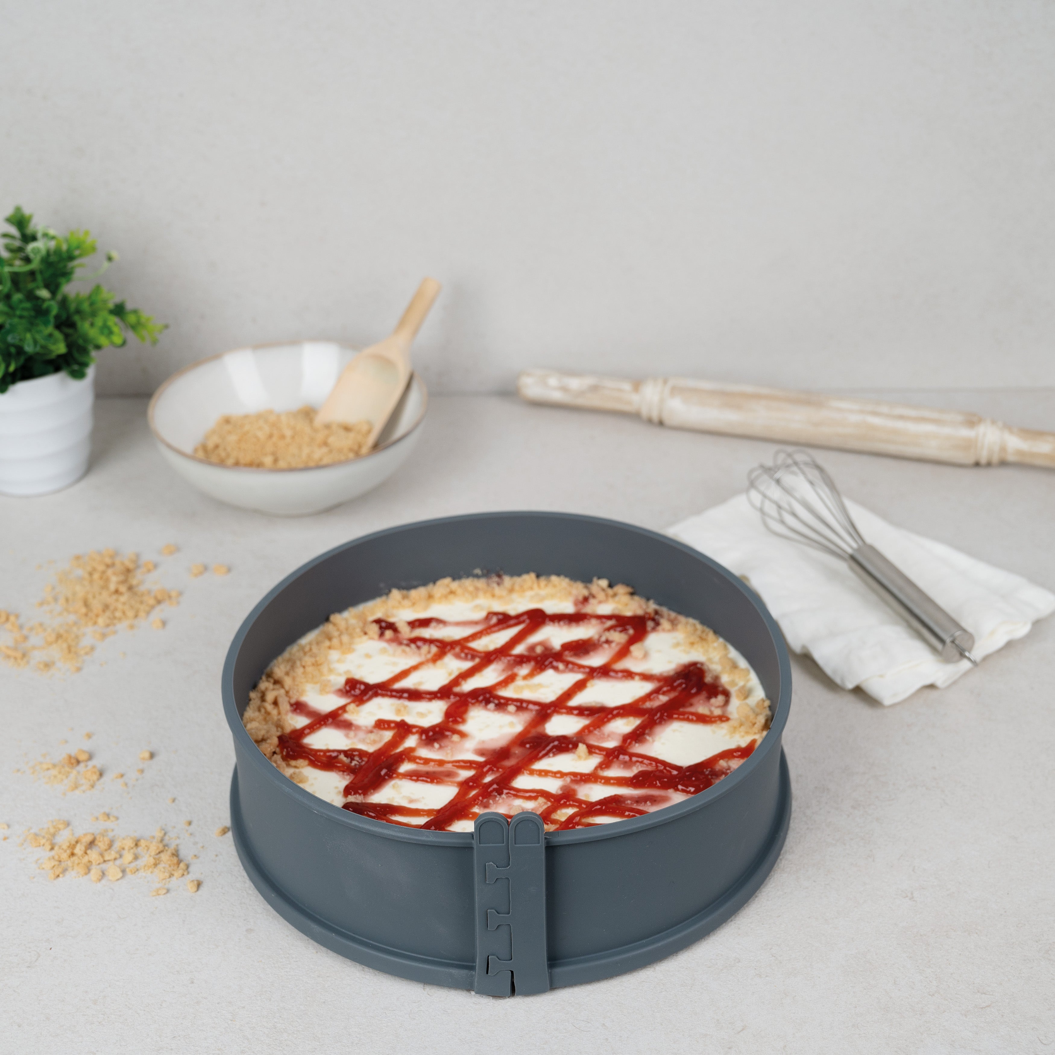 Flexibler Springform 26 cm von Decocino mit abnehmbaren Ring aus Silikon und Servierplatte aus Porzellan.