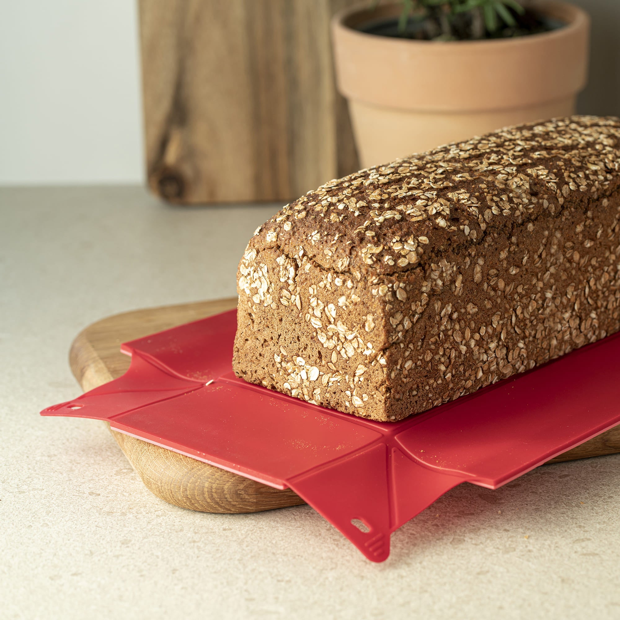 Rote Coox Wunderform Frame, faltbare Backform, ideal für Kastenbrot und platzsparende Aufbewahrung.