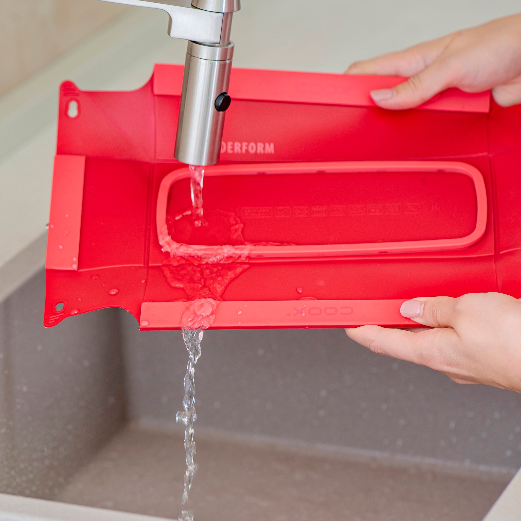 Flexible, spülmaschinengeeignete Backform von COOX.