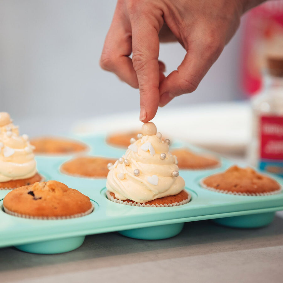 2er Set Muffinformen Aus Karbonstahl – Je 6 Mulden, Antihaftbeschichtung, Backofenfest Bis 230°C – Inkl. 2 Bürsten (Gold & Schwarz)
